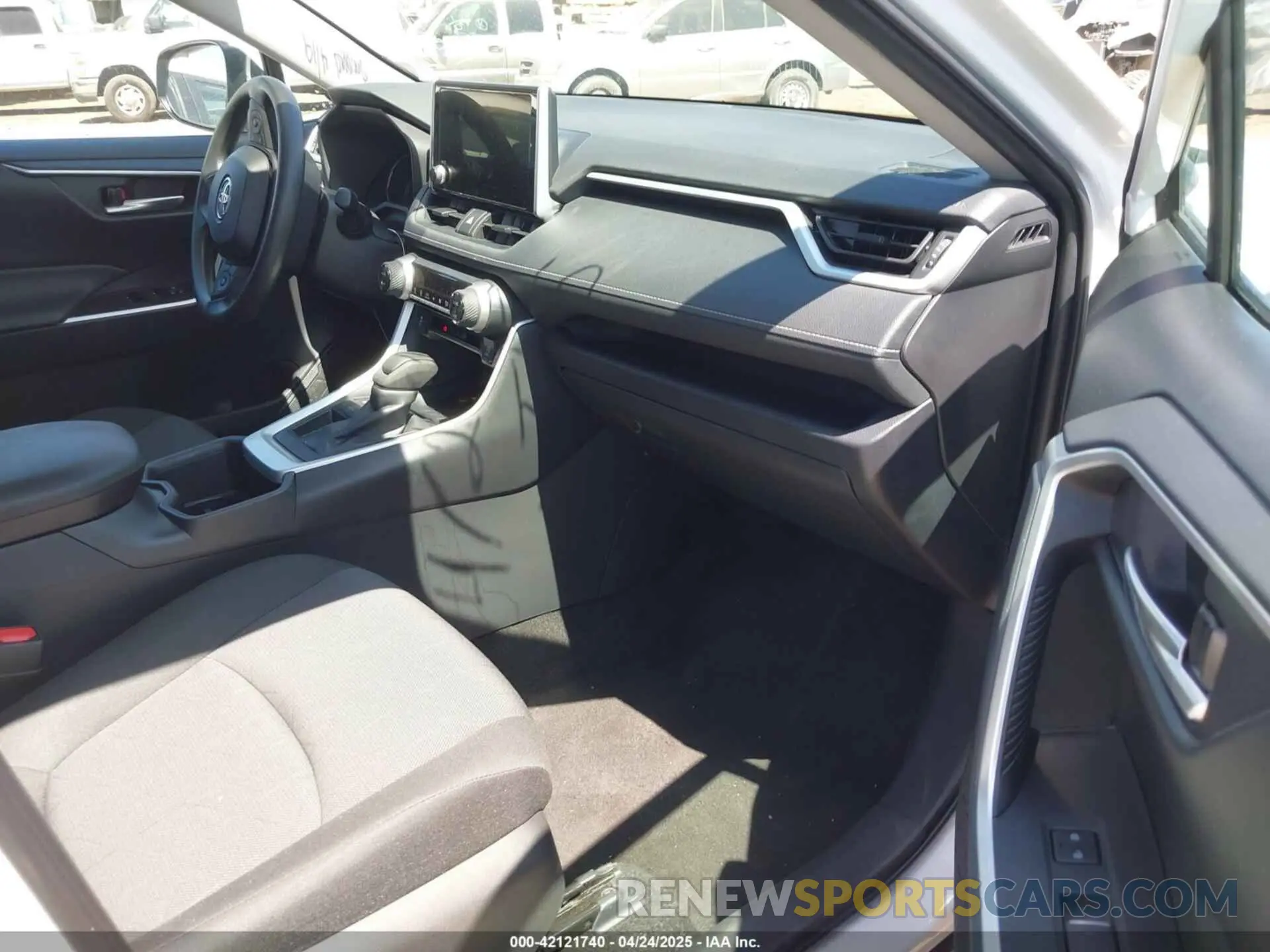 5 fotografías del automóvil dañado 2T3W1RFV8SW374059 TOYOTA RAV4 2025