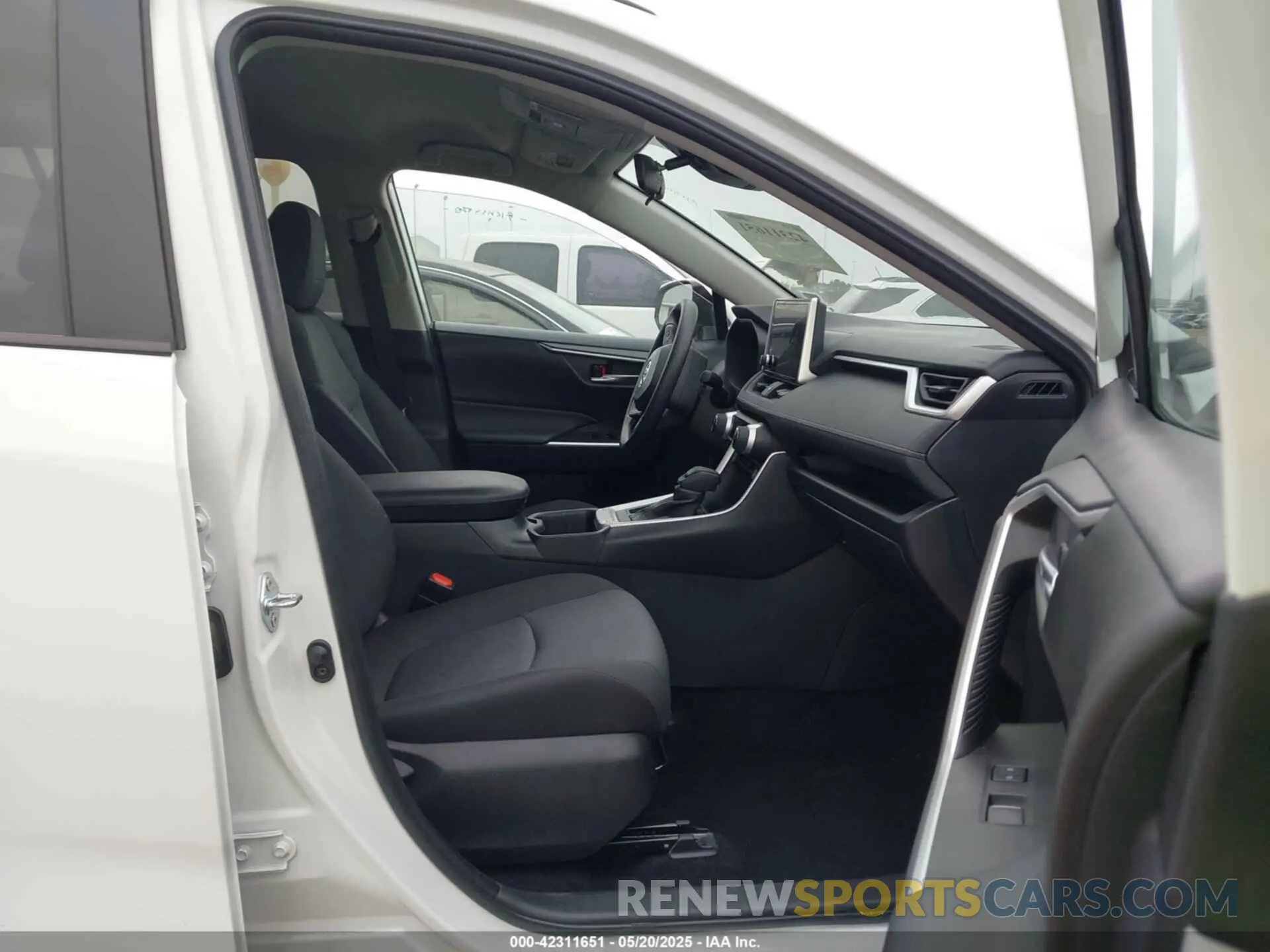 5 fotografías del automóvil dañado 2T3W1RFV9SW374071 TOYOTA RAV4 2025