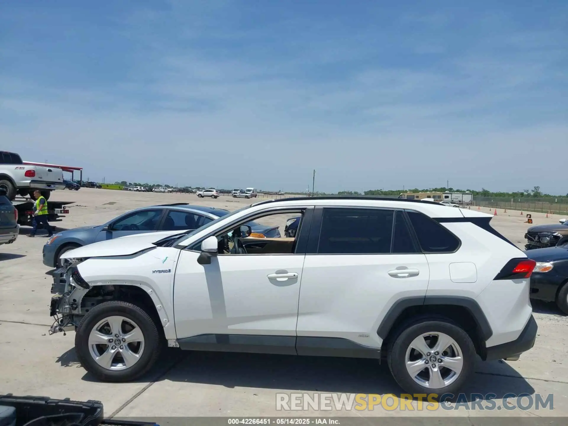 14 fotografías del automóvil dañado 2T3RWRFV7KW042080 TOYOTA RAV4 HYBRID 2019