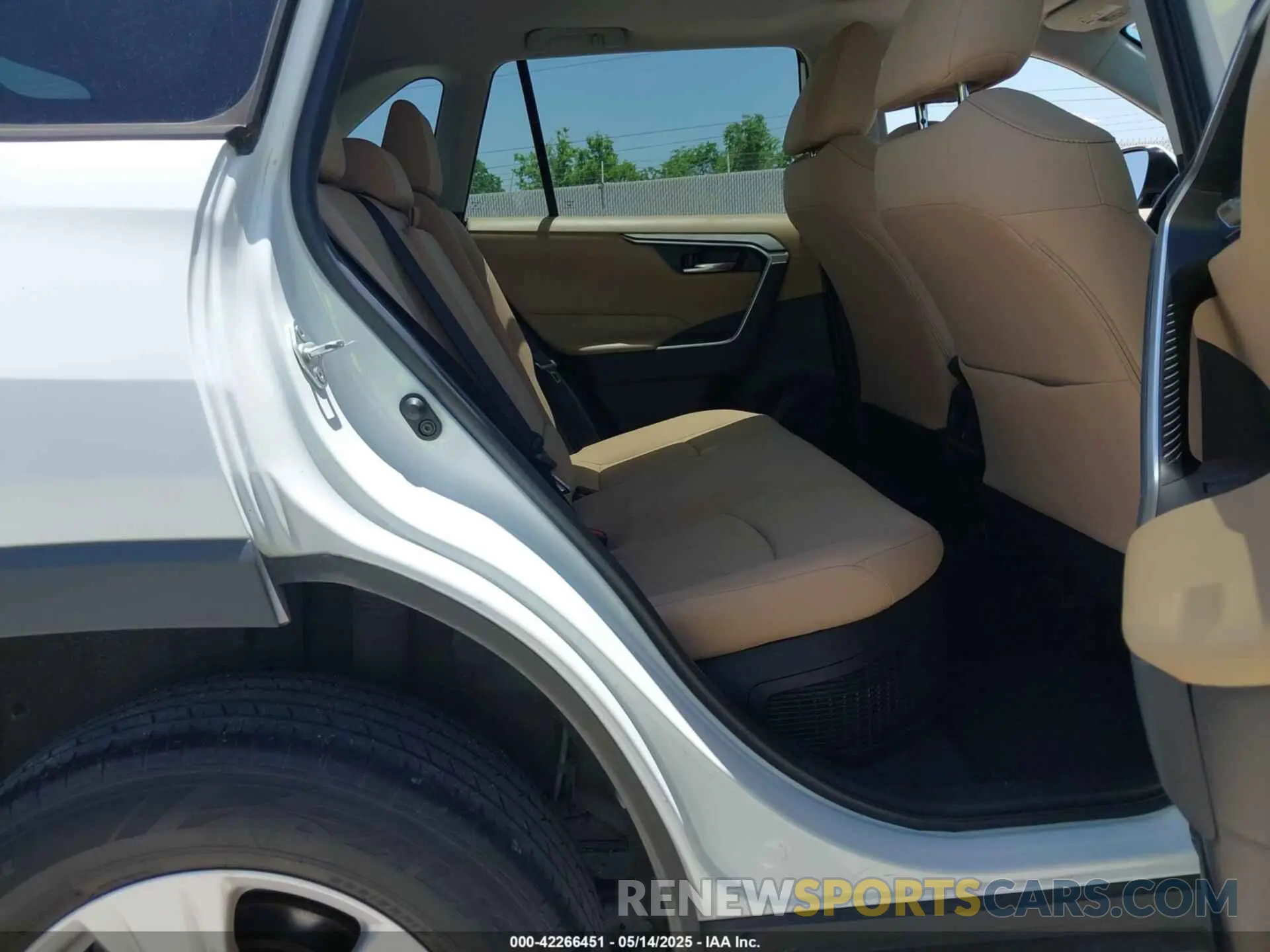 8 fotografías del automóvil dañado 2T3RWRFV7KW042080 TOYOTA RAV4 HYBRID 2019