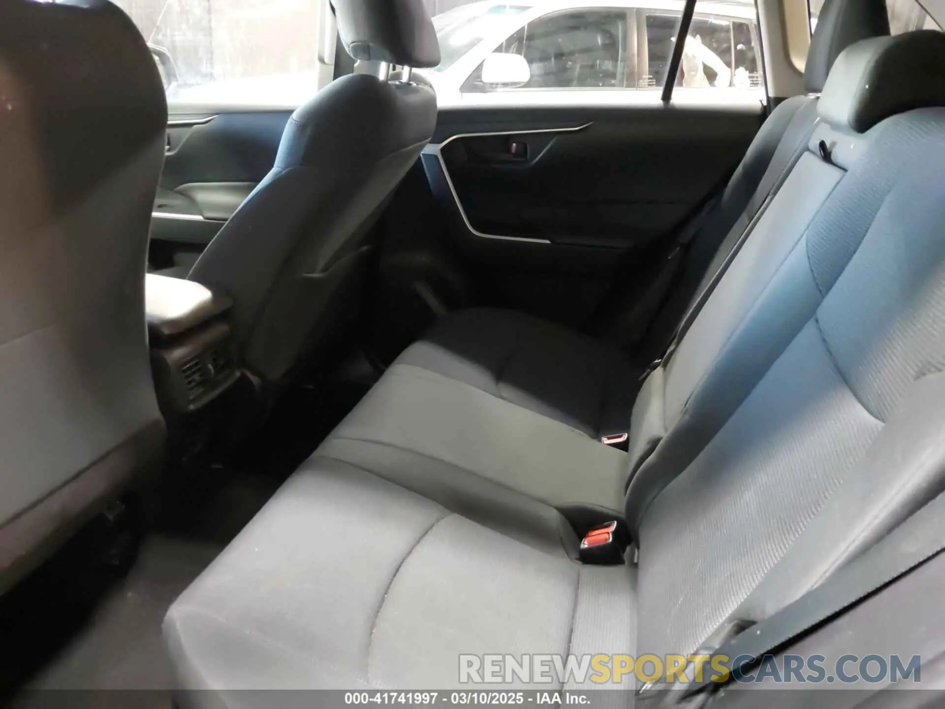 8 fotografías del automóvil dañado JTMMWRFV1KD026481 TOYOTA RAV4 HYBRID 2019