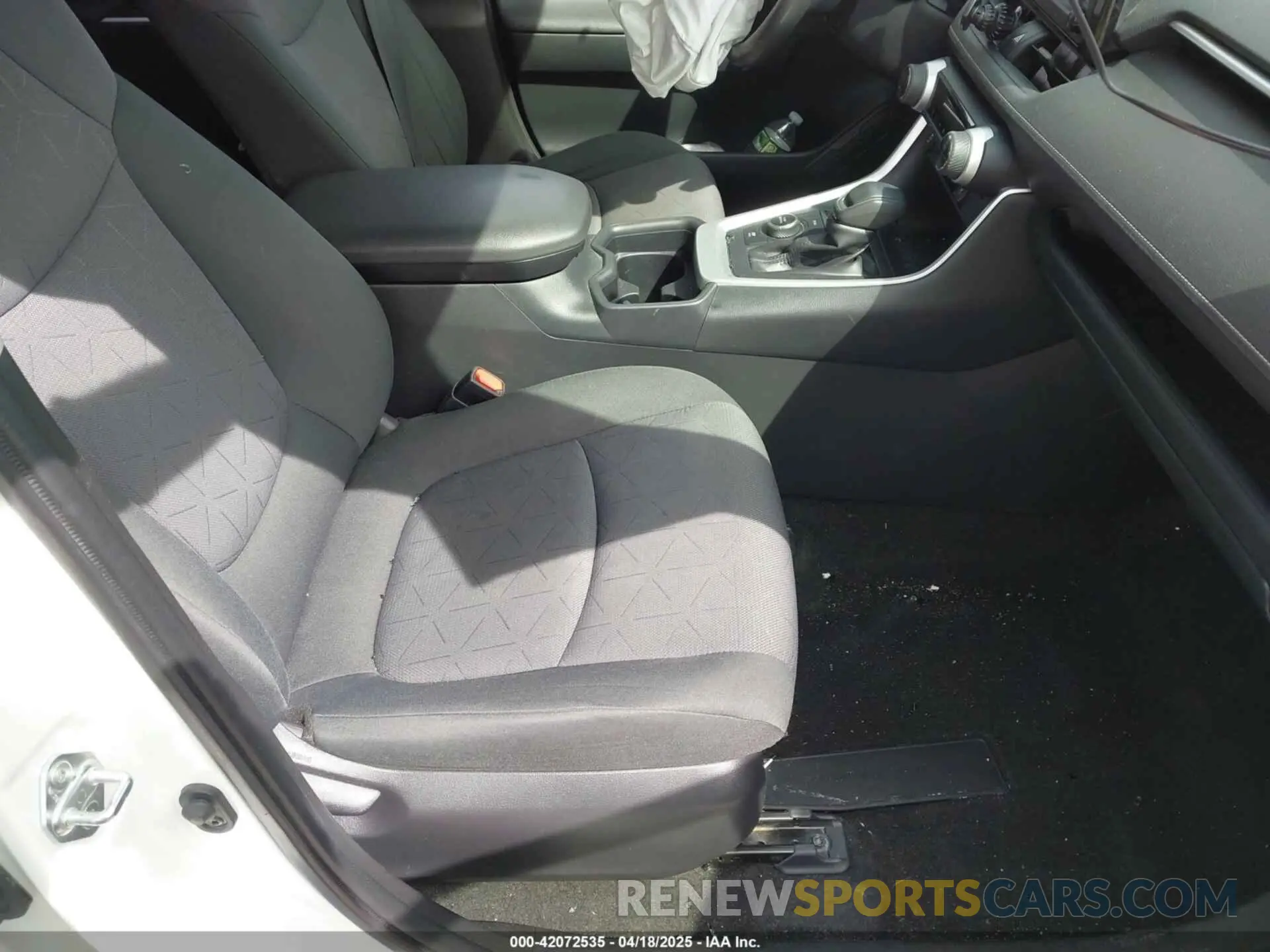 5 fotografías del automóvil dañado JTMRWRFV2KD022588 TOYOTA RAV4 HYBRID 2019