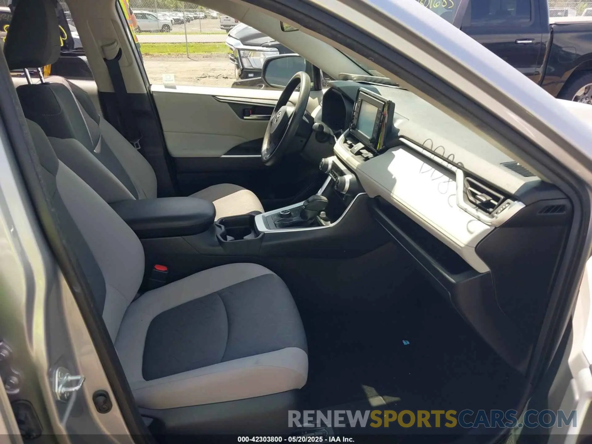 5 fotografías del automóvil dañado JTMRWRFV4KD023659 TOYOTA RAV4 HYBRID 2019