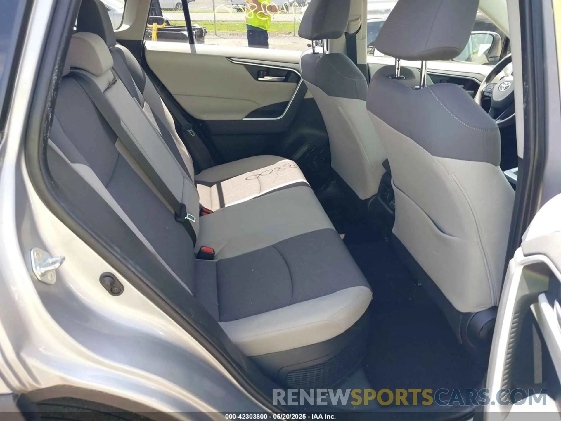 8 fotografías del automóvil dañado JTMRWRFV4KD023659 TOYOTA RAV4 HYBRID 2019