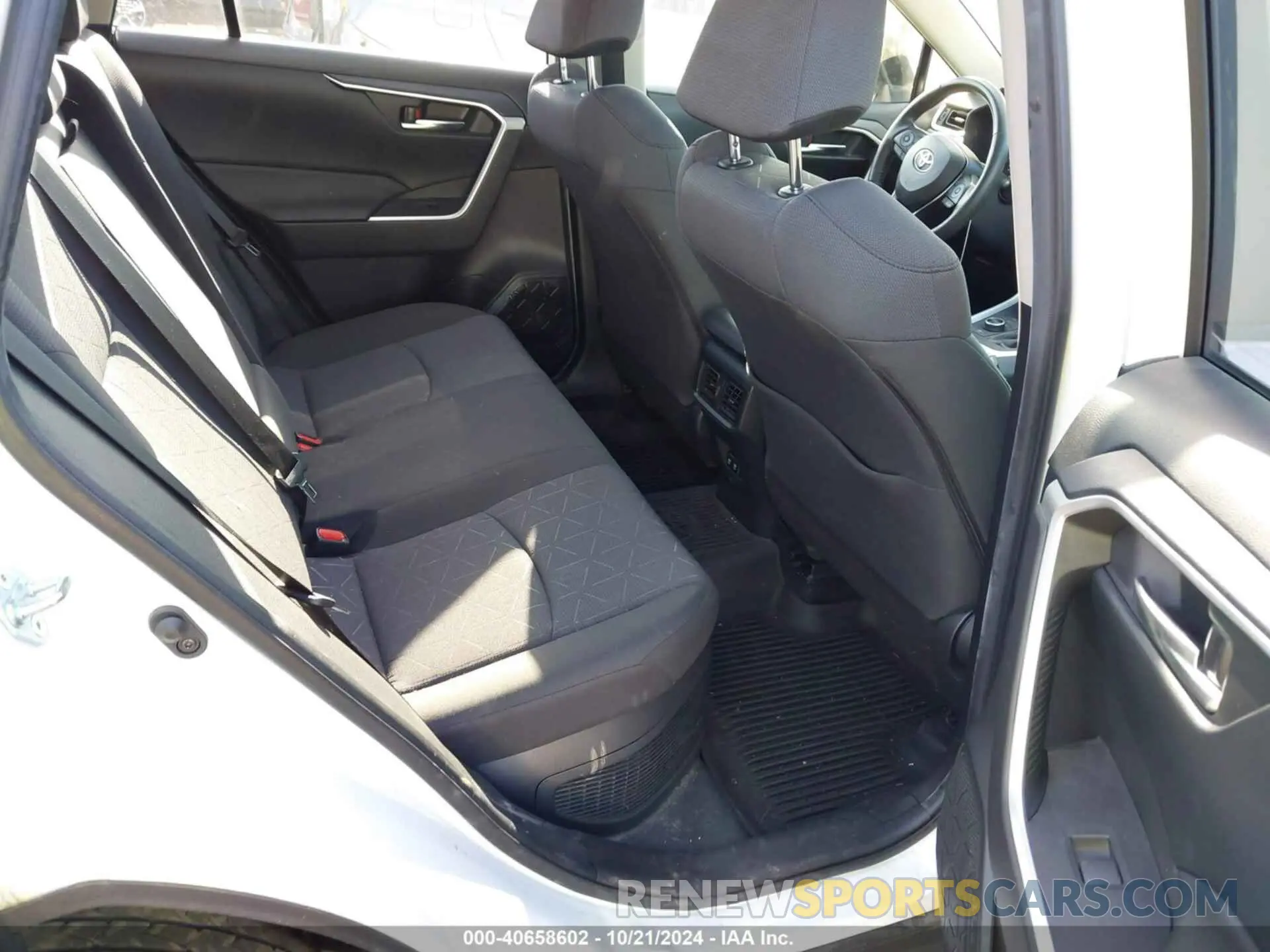 8 fotografías del automóvil dañado JTMRWRFV3LD059649 TOYOTA RAV4 HYBRID 2020
