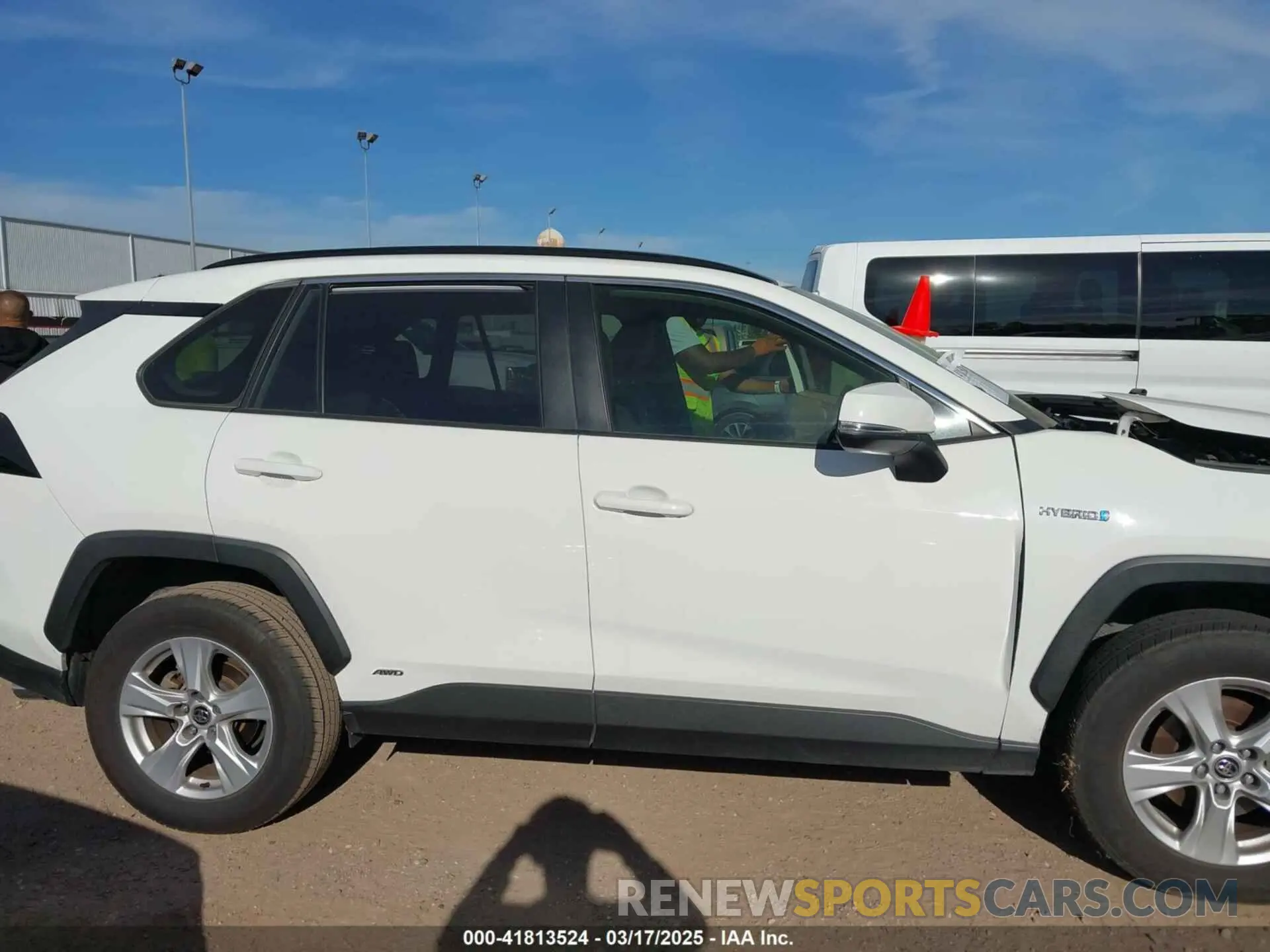 13 fotografías del automóvil dañado JTMRWRFV6LD549163 TOYOTA RAV4 HYBRID 2020