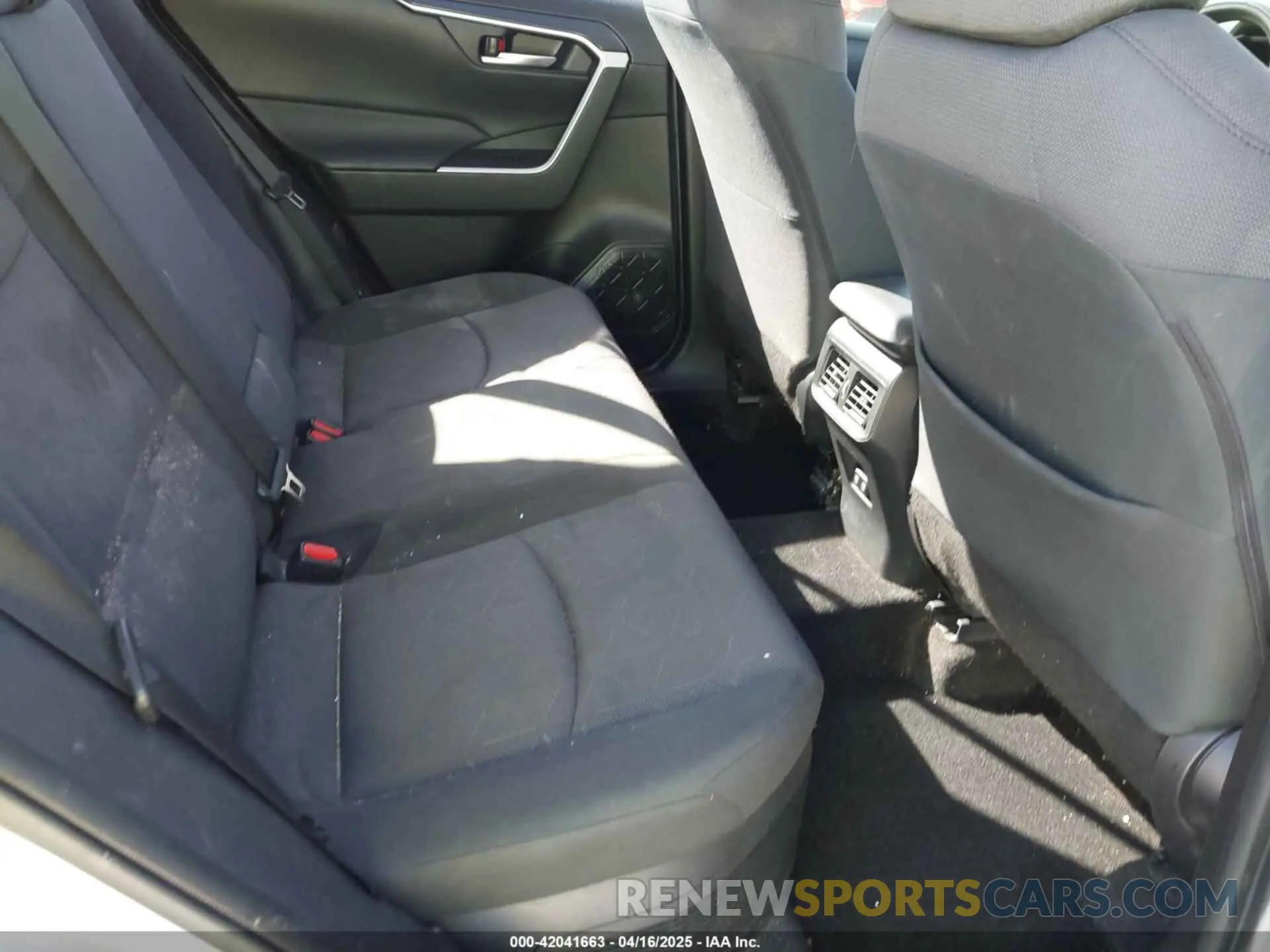 8 fotografías del automóvil dañado JTMRWRFV9LD059221 TOYOTA RAV4 HYBRID 2020