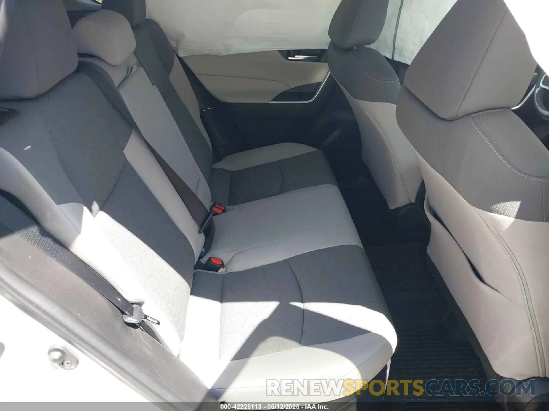8 fotografías del automóvil dañado 2T3RWRFV9NW130410 TOYOTA RAV4 HYBRID 2022
