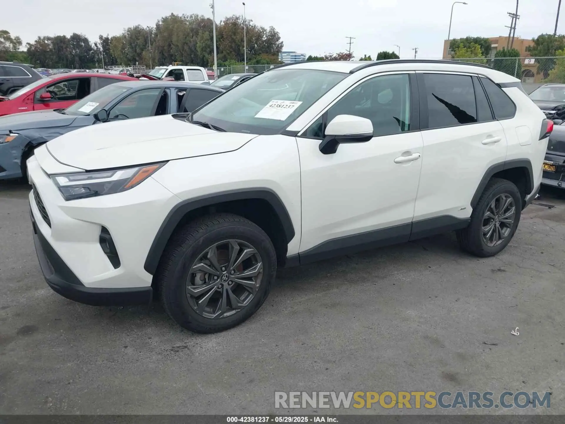 2 fotografías del automóvil dañado 4T3B6RFV0NU103453 TOYOTA RAV4 HYBRID 2022