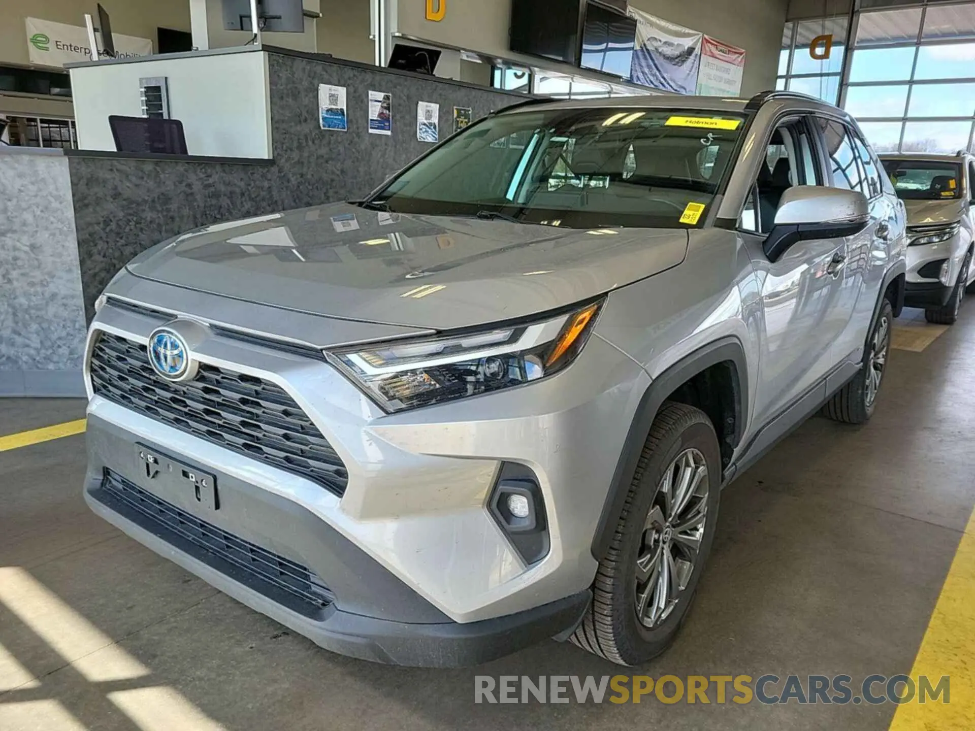 2 fotografías del automóvil dañado 4T3B6RFV9NU084868 TOYOTA RAV4 HYBRID 2022