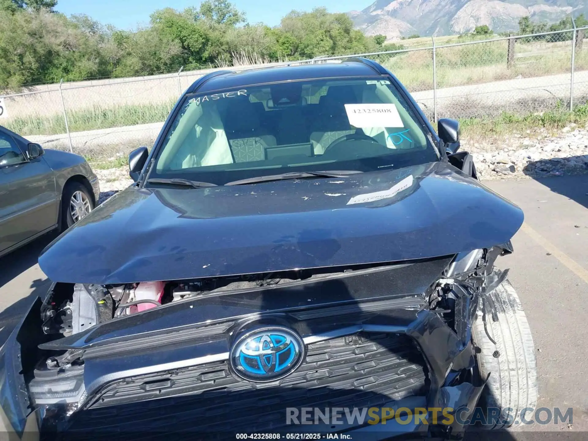 12 fotografías del automóvil dañado JTMRWRFVXND162537 TOYOTA RAV4 HYBRID 2022
