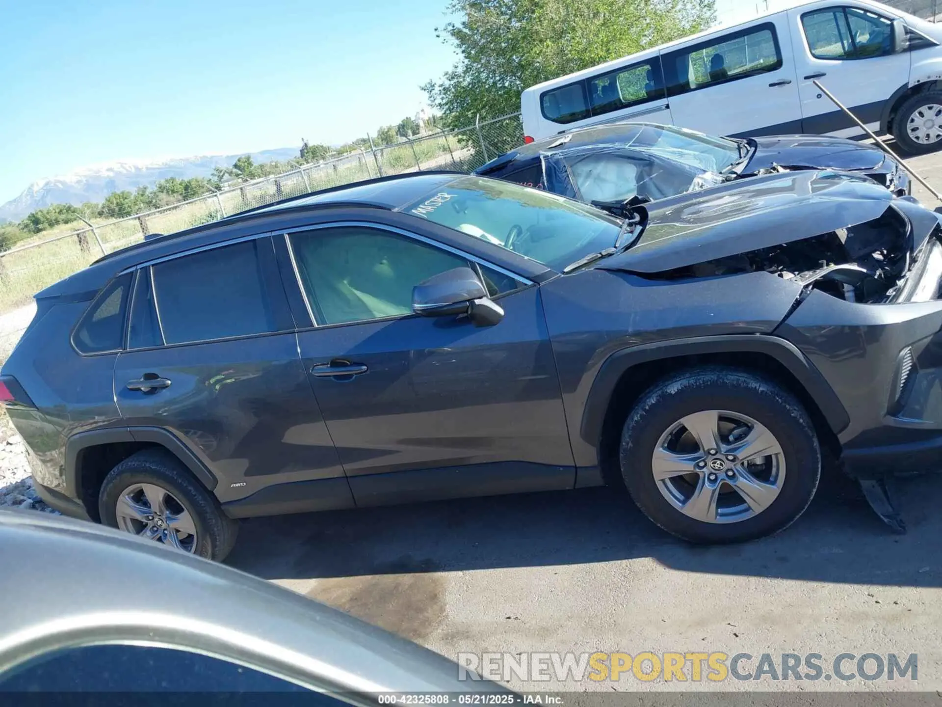 13 fotografías del automóvil dañado JTMRWRFVXND162537 TOYOTA RAV4 HYBRID 2022