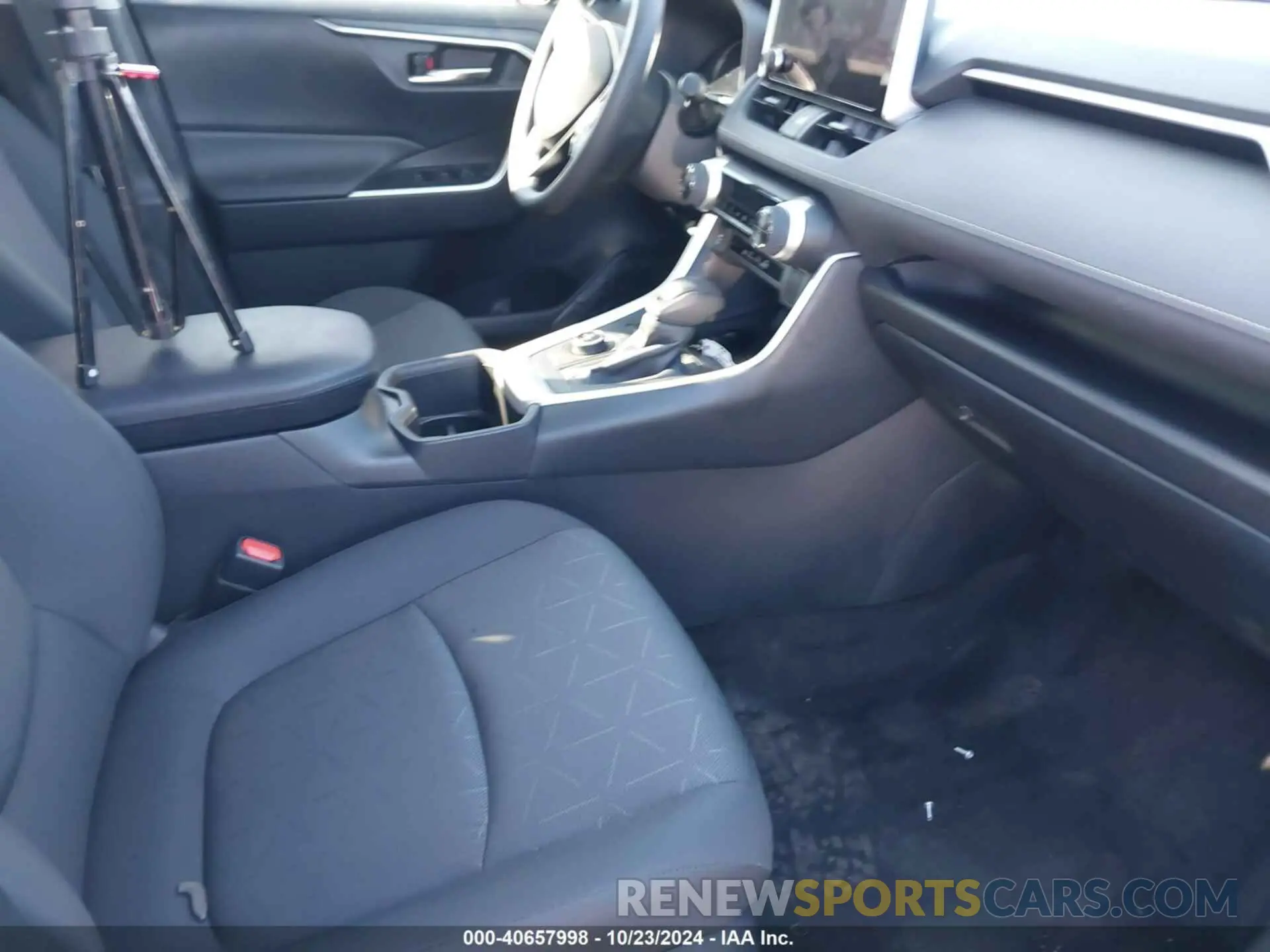 5 fotografías del automóvil dañado 2T3RWRFV1RW210158 TOYOTA RAV4 HYBRID 2024