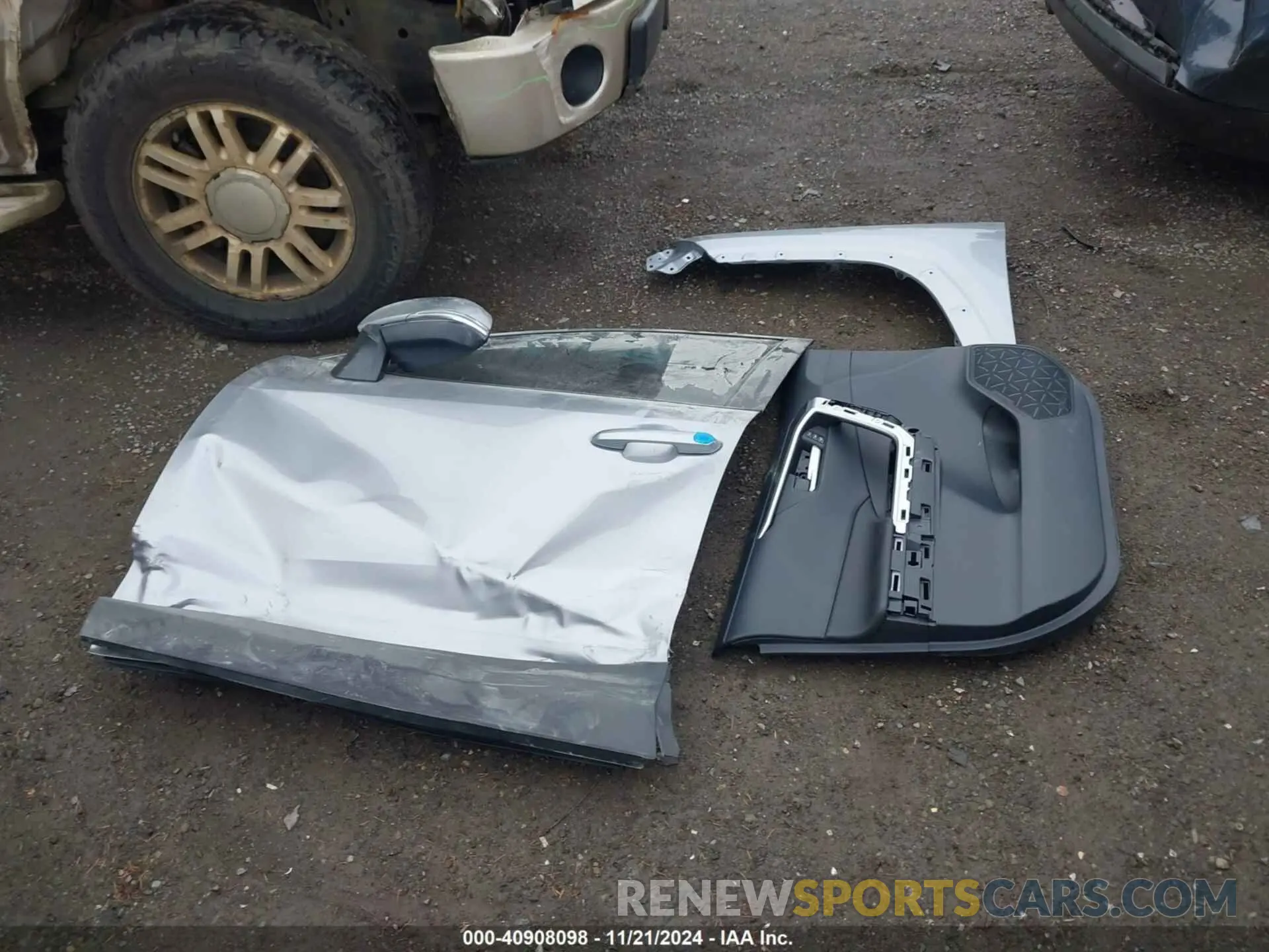 12 fotografías del automóvil dañado JTMB6RFV1RD138604 TOYOTA RAV4 HYBRID 2024
