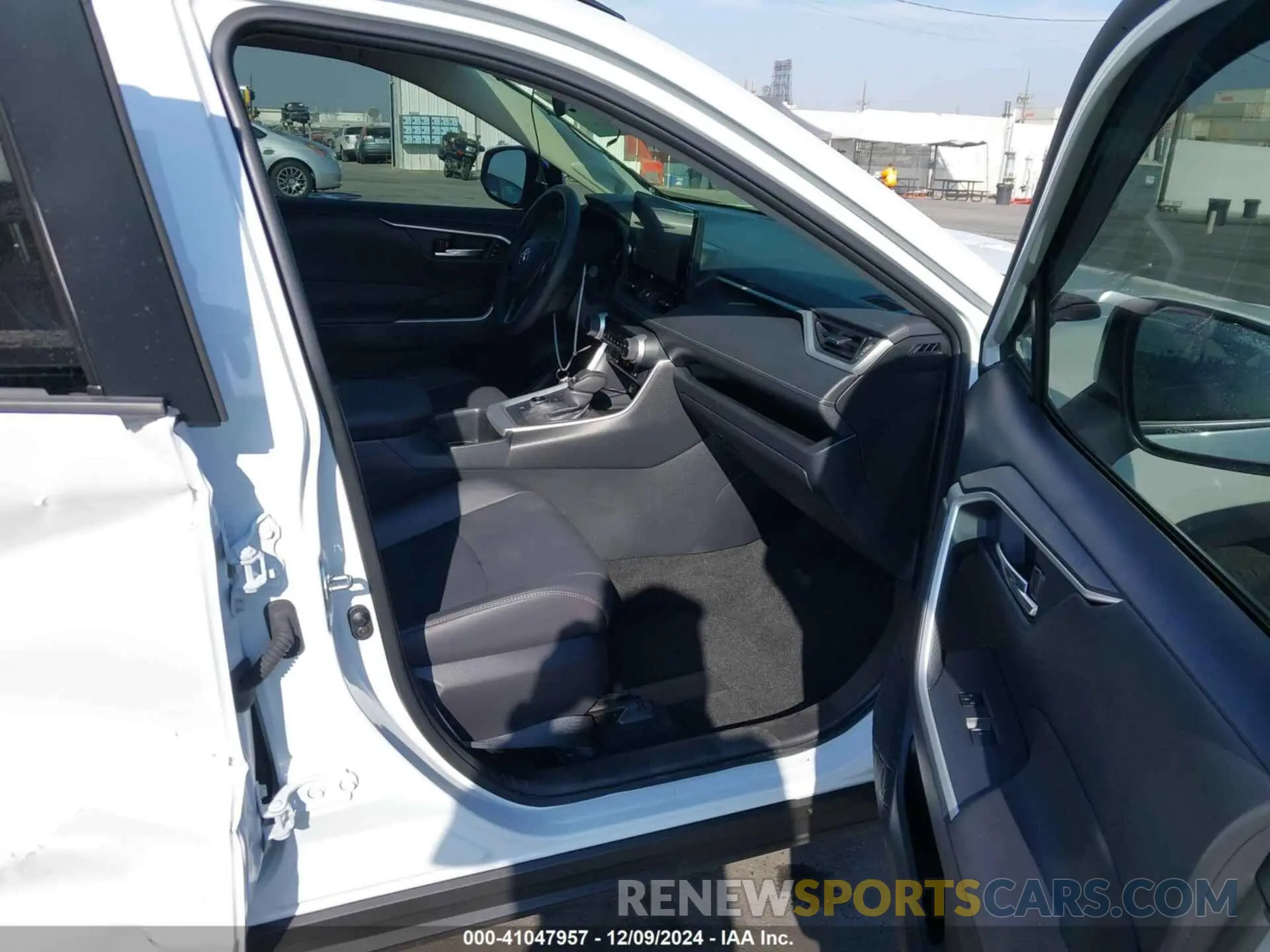 5 fotografías del automóvil dañado JTMB6RFV1RD550375 TOYOTA RAV4 HYBRID 2024