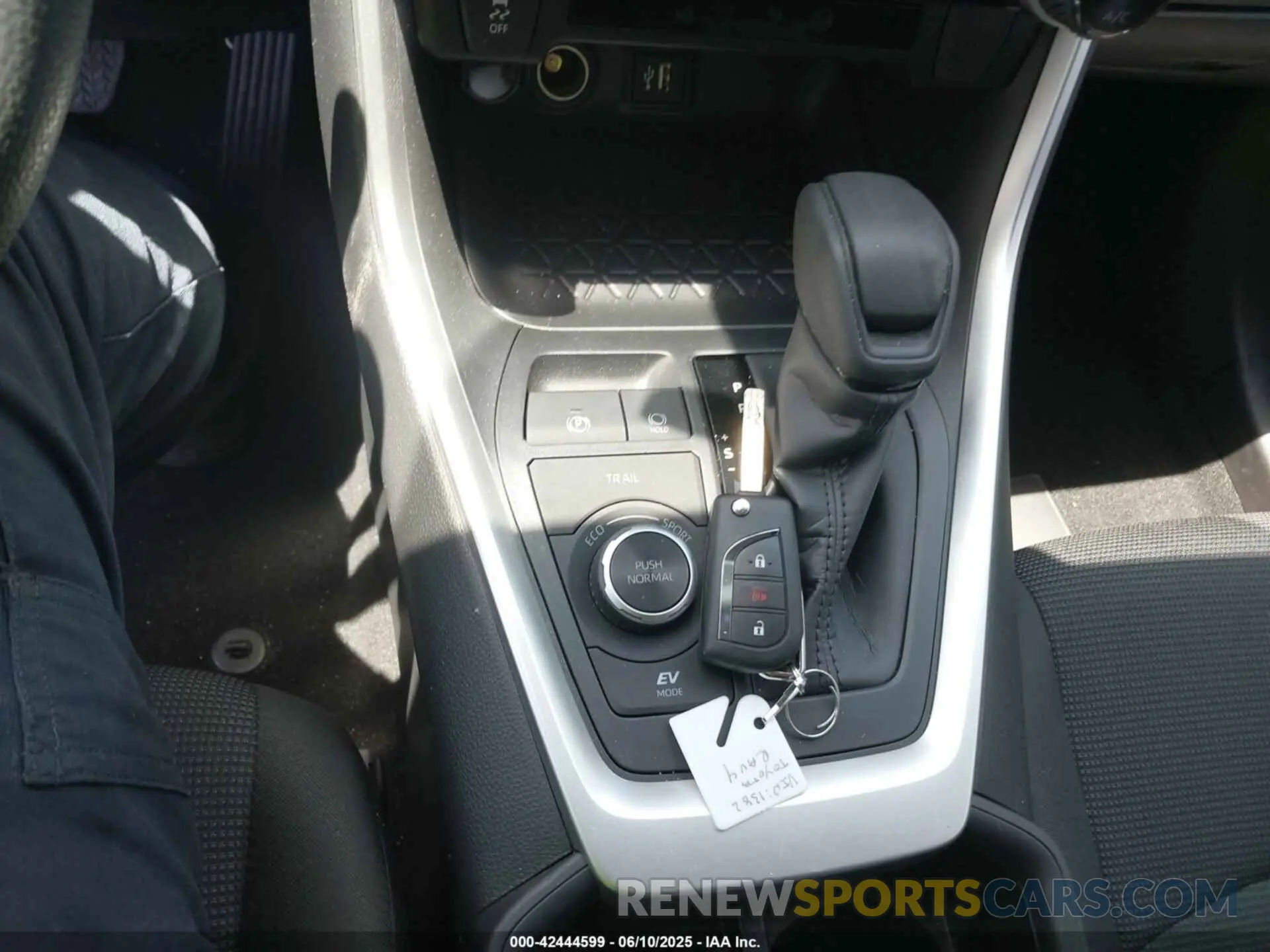 11 fotografías del automóvil dañado JTMMWRFV8RD241382 TOYOTA RAV4 HYBRID 2024