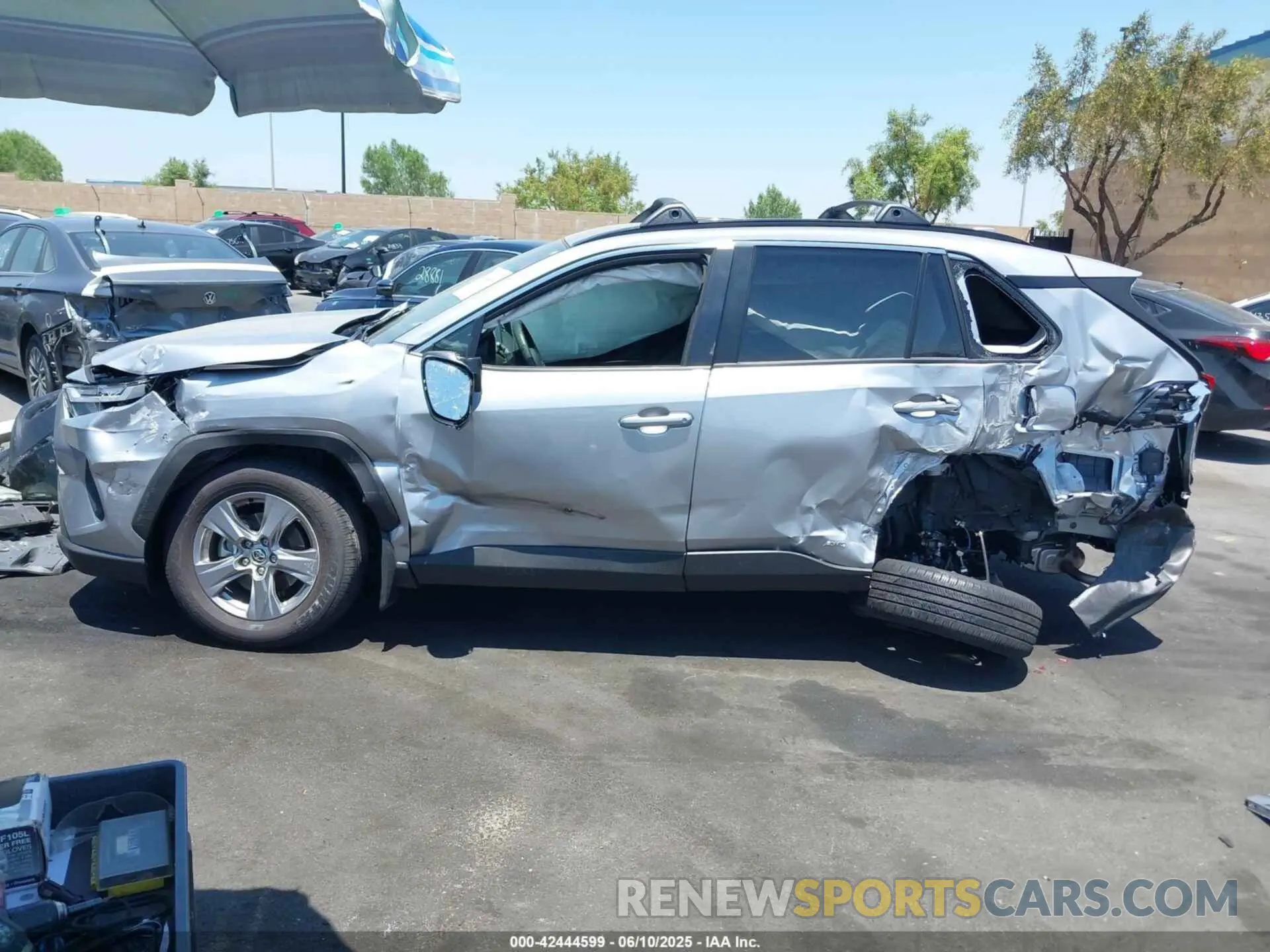 14 fotografías del automóvil dañado JTMMWRFV8RD241382 TOYOTA RAV4 HYBRID 2024