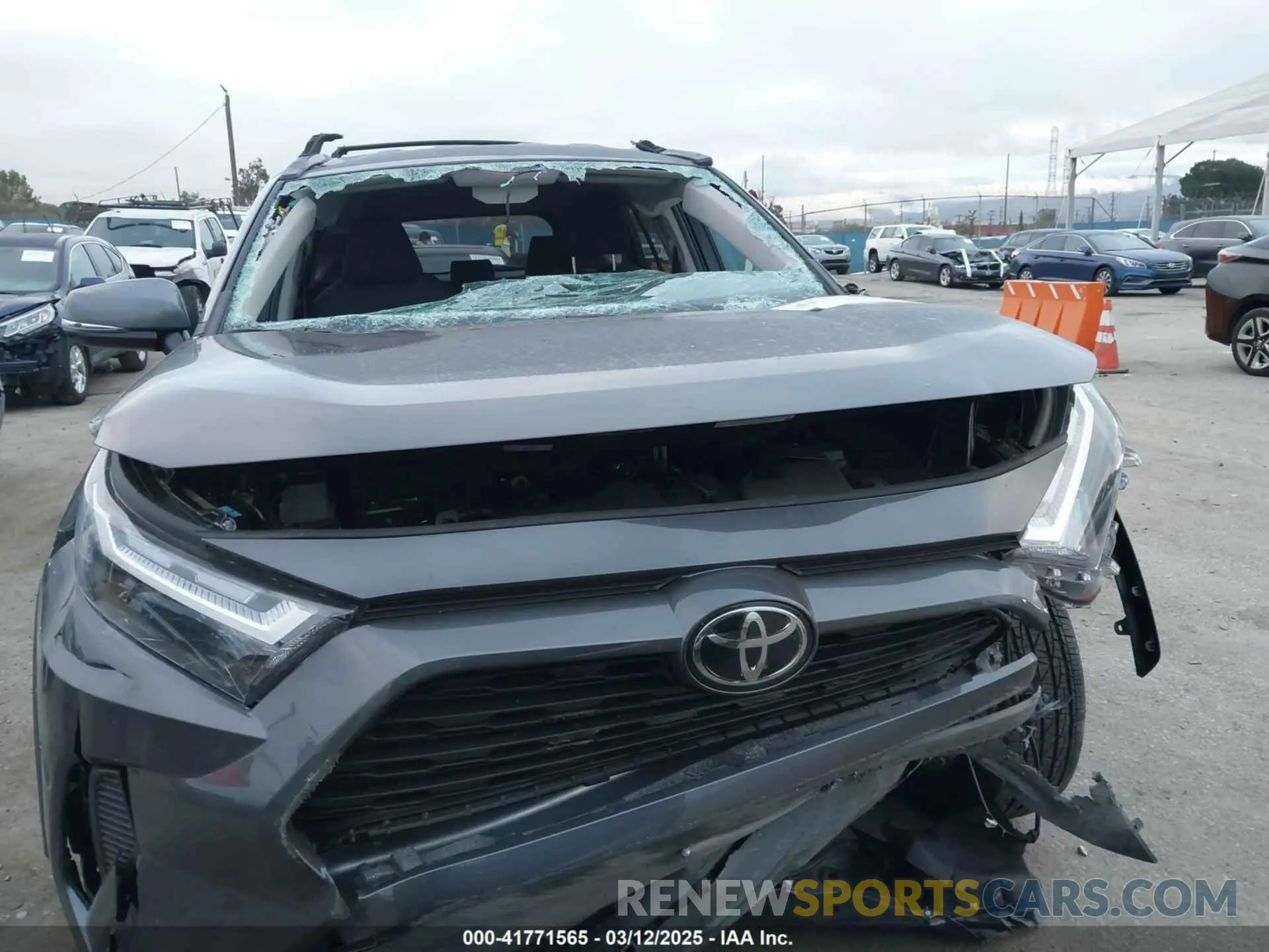 12 fotografías del automóvil dañado 2T3MWRFV9SW256756 TOYOTA RAV4 HYBRID 2025