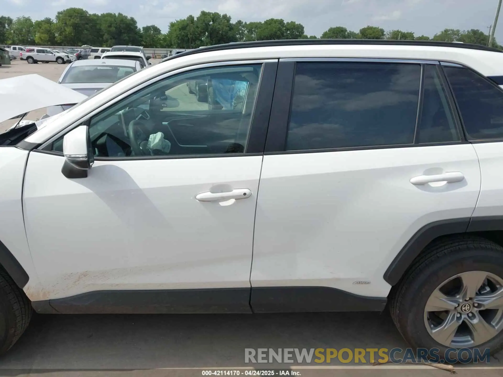 14 fotografías del automóvil dañado 2T3RWRFV7SW258365 TOYOTA RAV4 HYBRID 2025