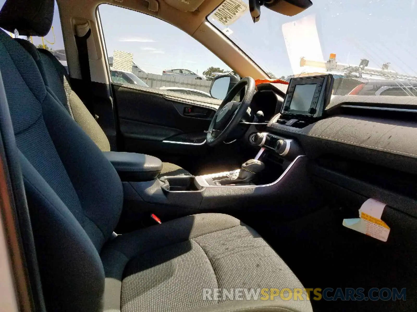 5 fotografías del automóvil dañado JTMH1RFVXKJ006490 TOYOTA RAV4 LE 2019