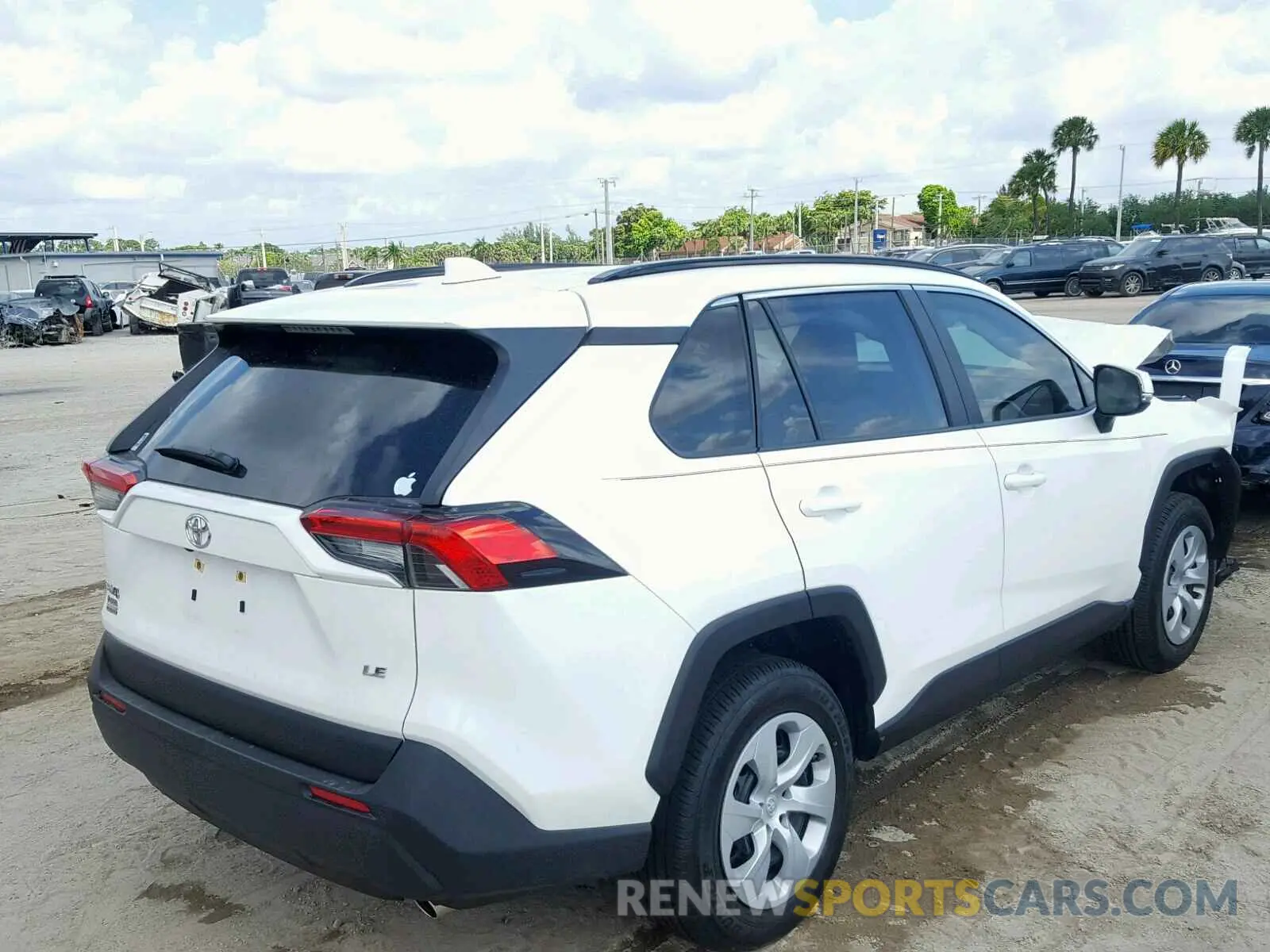4 fotografías del automóvil dañado JTMK1RFV9KJ005126 TOYOTA RAV4 LE 2019