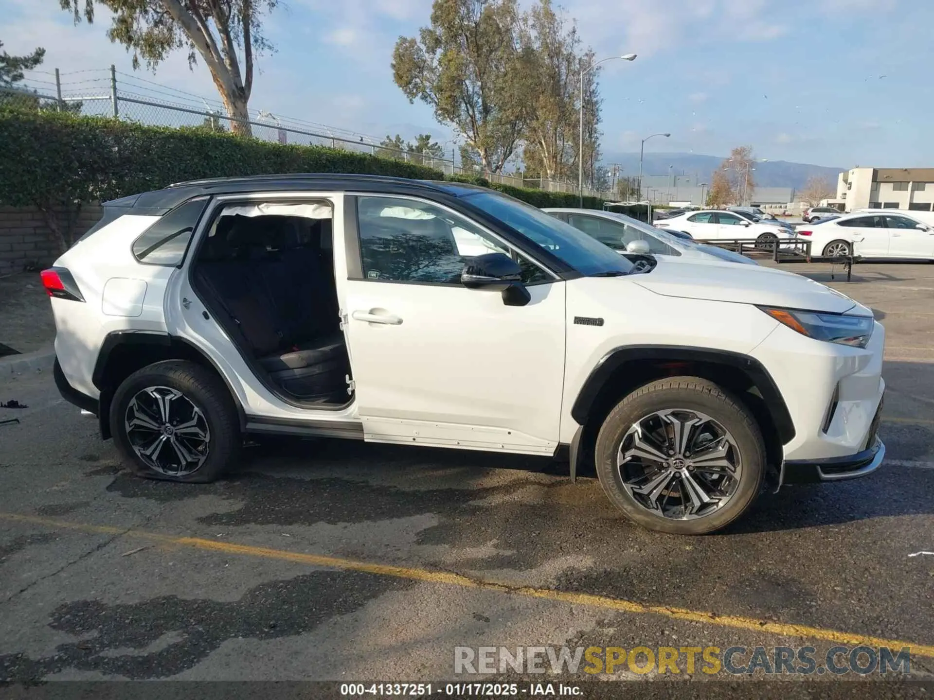 14 fotografías del automóvil dañado JTMEB3FV6RD186735 TOYOTA RAV4 PRIME 2024