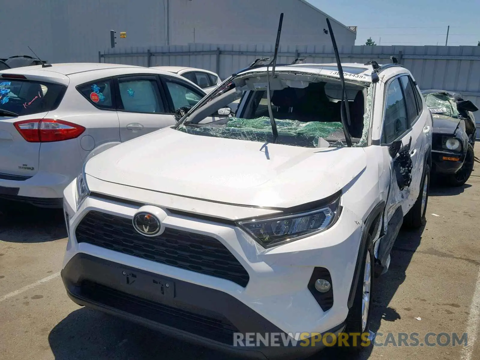2 fotografías del automóvil dañado 2T3P1RFV2KW001913 TOYOTA RAV4 XLE 2019