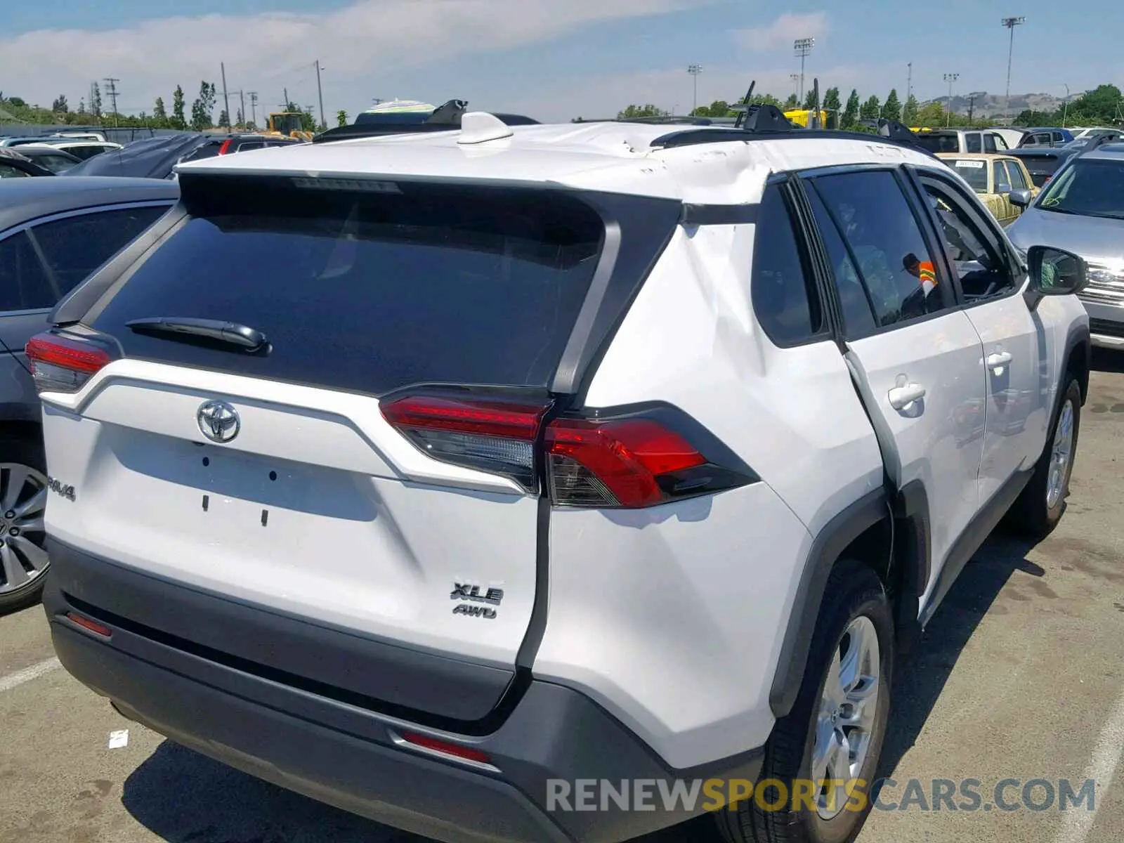 4 fotografías del automóvil dañado 2T3P1RFV2KW001913 TOYOTA RAV4 XLE 2019