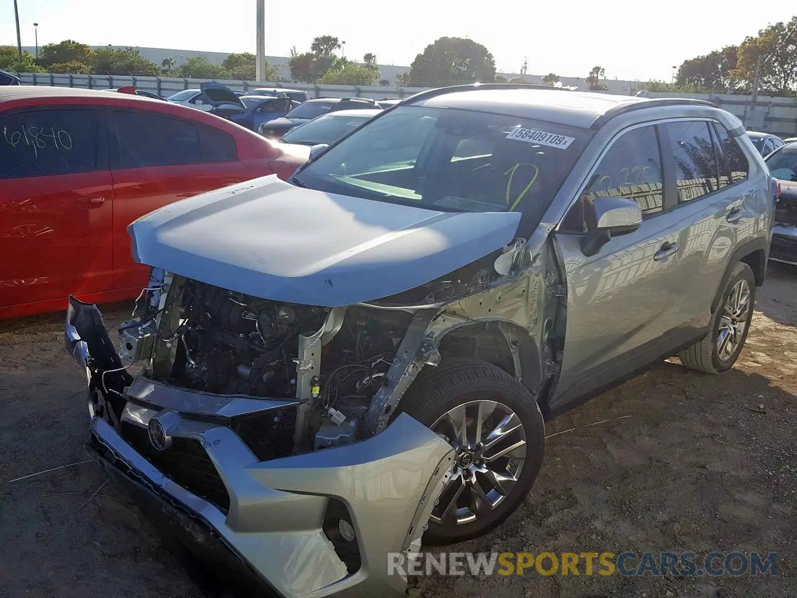 2 fotografías del automóvil dañado 2T3C1RFV1KC028228 TOYOTA RAV4 XLE P 2019