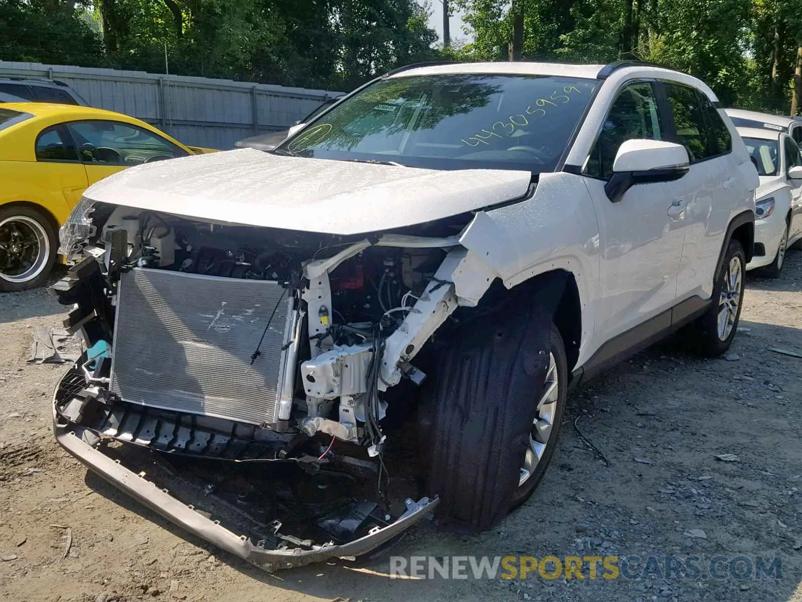 2 fotografías del automóvil dañado 2T3C1RFV4KC013271 TOYOTA RAV4 XLE P 2019