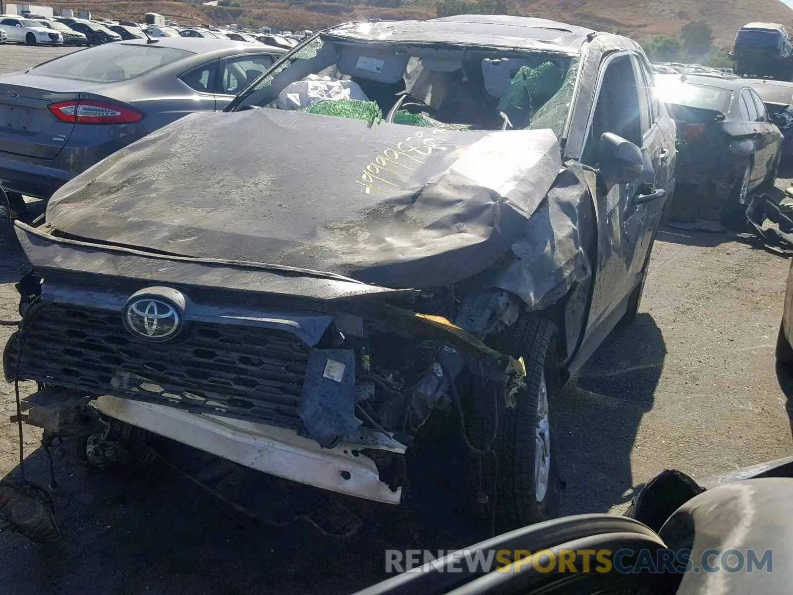 2 fotografías del automóvil dañado JTMA1RFV0KD026117 TOYOTA RAV4 XLE P 2019