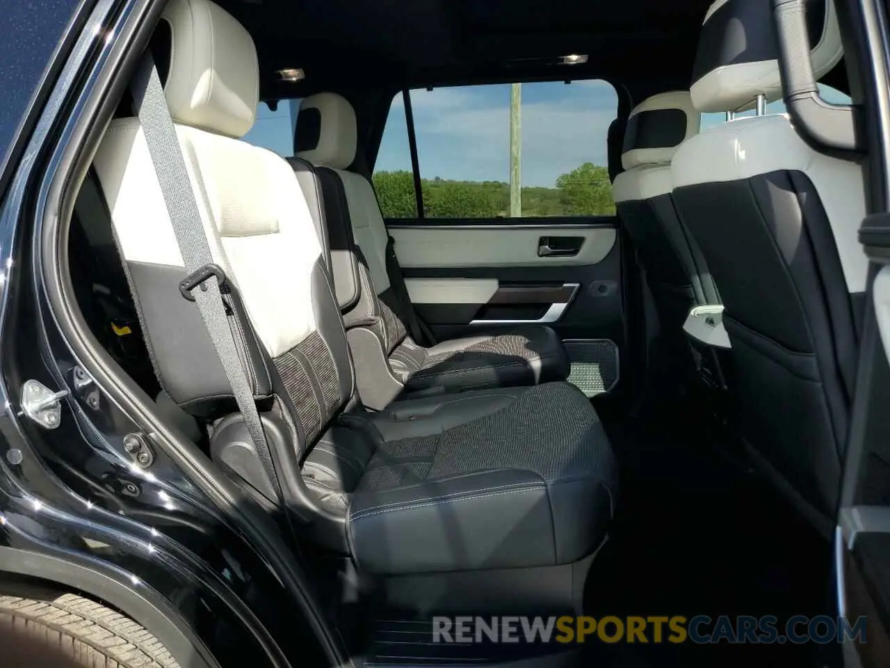 11 fotografías del automóvil dañado 7SVAAAAA3PX002041 TOYOTA SEQUOIA 2023