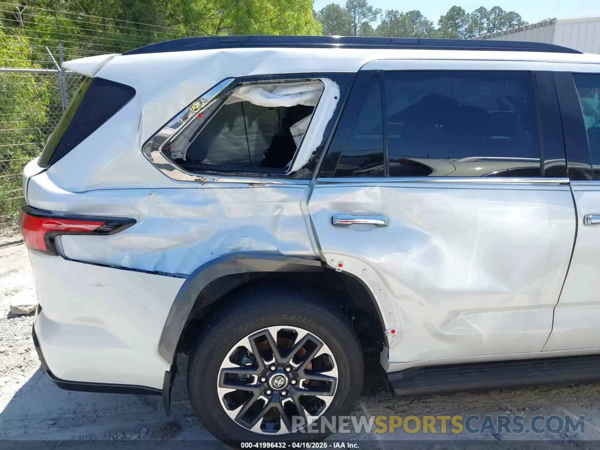 17 fotografías del automóvil dañado 7SVAAABA0PX018132 TOYOTA SEQUOIA 2023