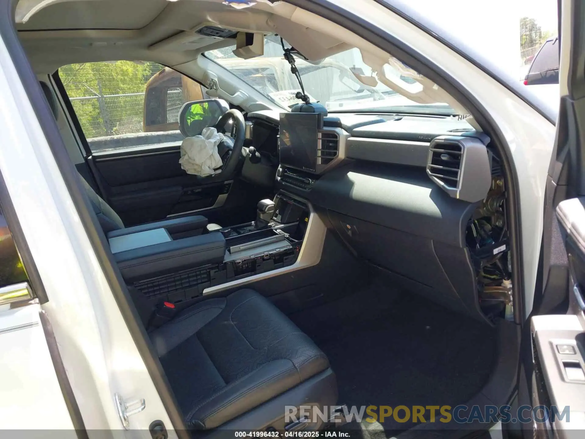 5 fotografías del automóvil dañado 7SVAAABA0PX018132 TOYOTA SEQUOIA 2023