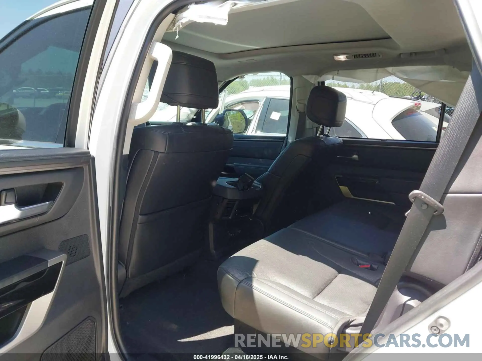 8 fotografías del automóvil dañado 7SVAAABA0PX018132 TOYOTA SEQUOIA 2023