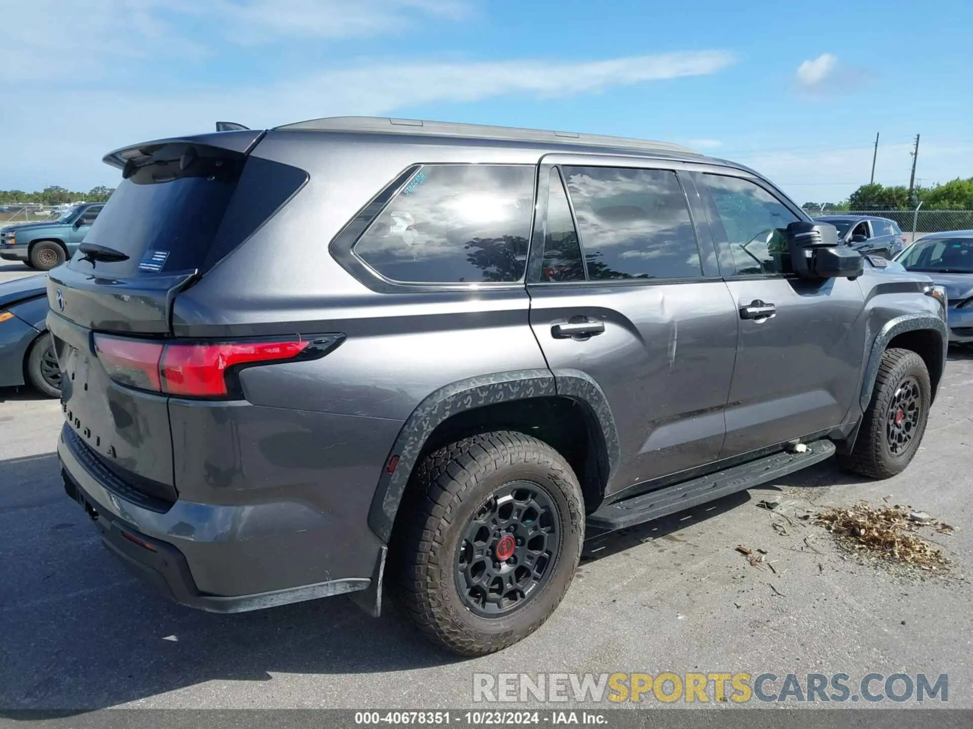 4 fotografías del automóvil dañado 7SVAAABA4PX018702 TOYOTA SEQUOIA 2023