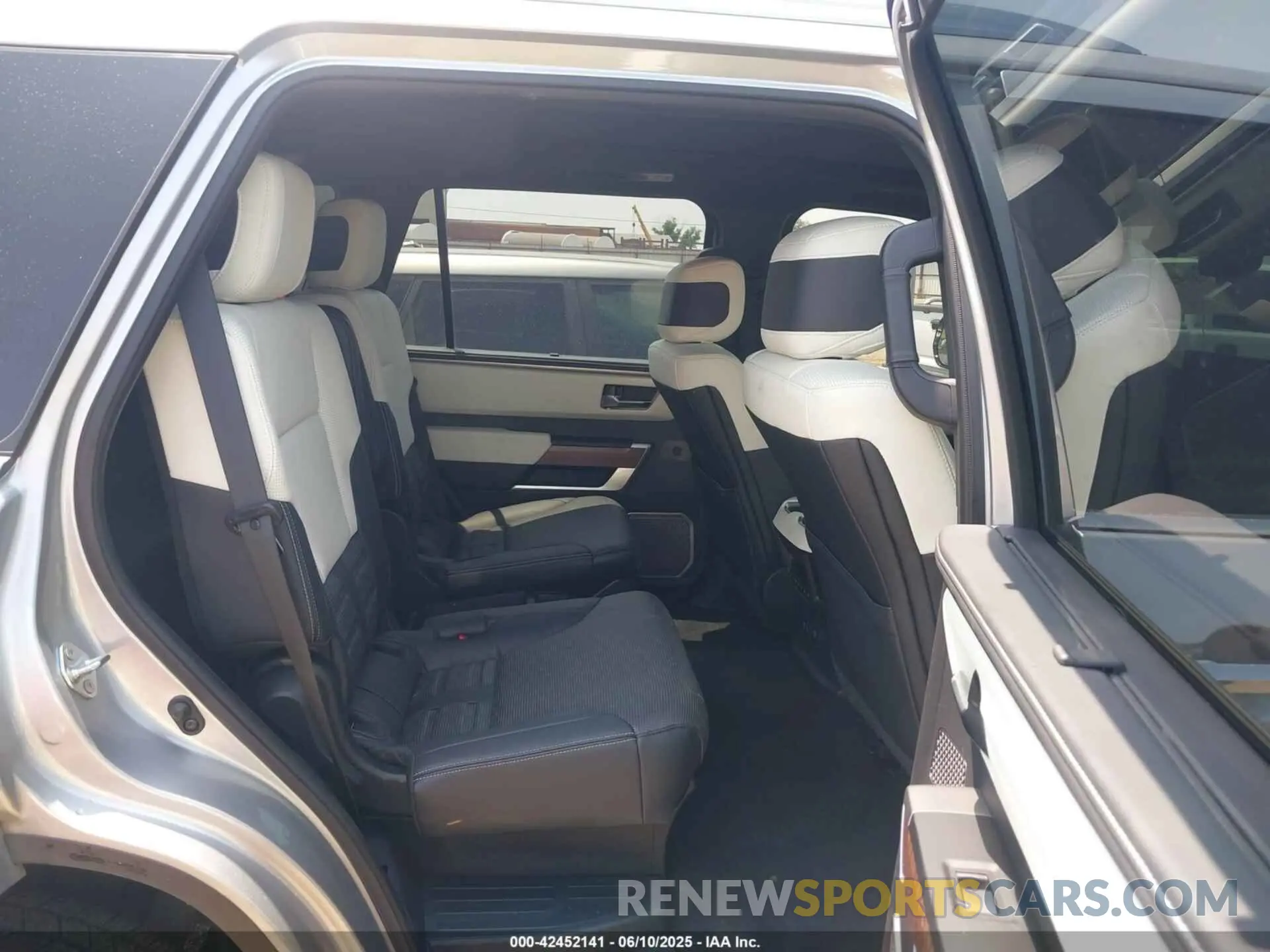 8 fotografías del automóvil dañado 7SVAAABA7PX008987 TOYOTA SEQUOIA 2023