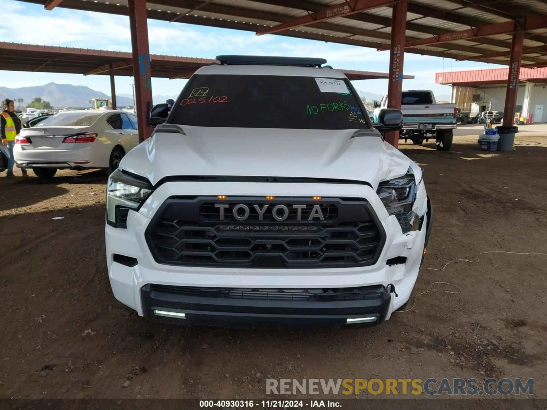 12 fotografías del automóvil dañado 7SVAAABA0RX025102 TOYOTA SEQUOIA 2024