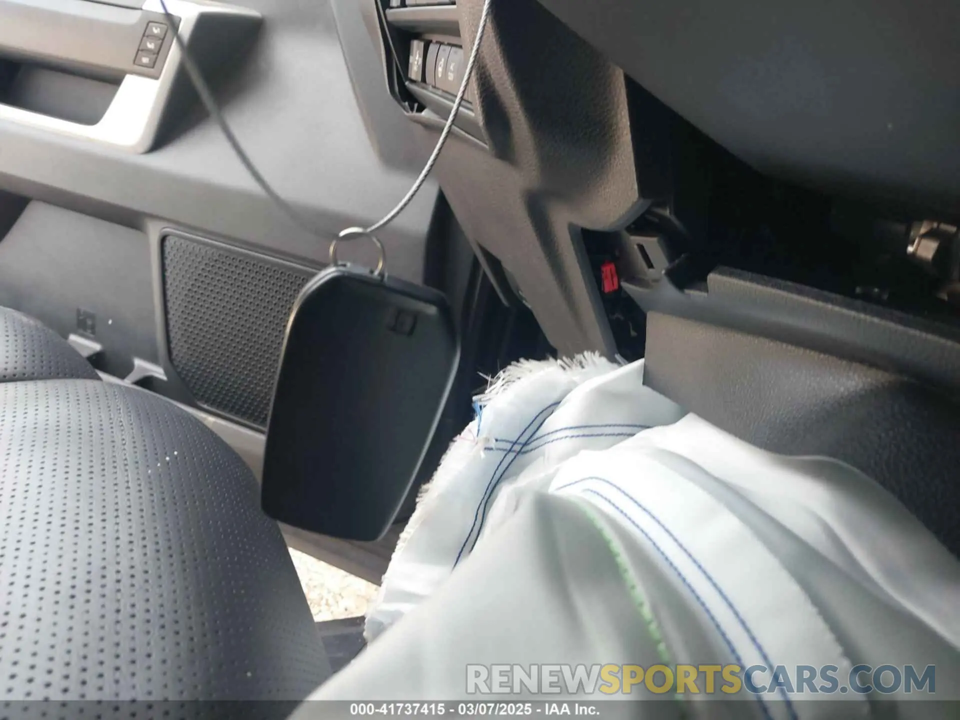 11 fotografías del automóvil dañado 7SVAAABA3RX023991 TOYOTA SEQUOIA 2024
