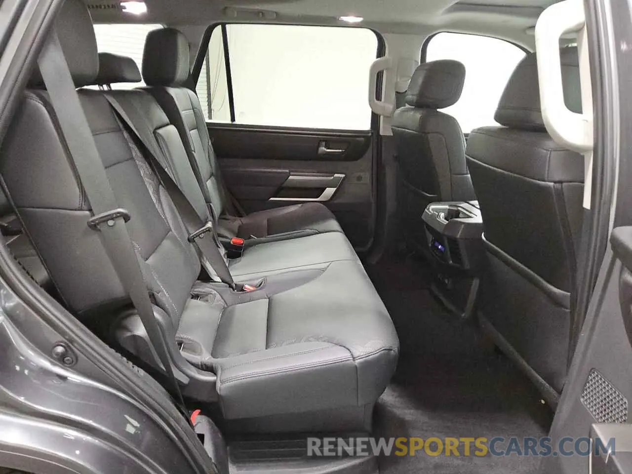 11 fotografías del automóvil dañado 7SVAAABA6RX042339 TOYOTA SEQUOIA 2024