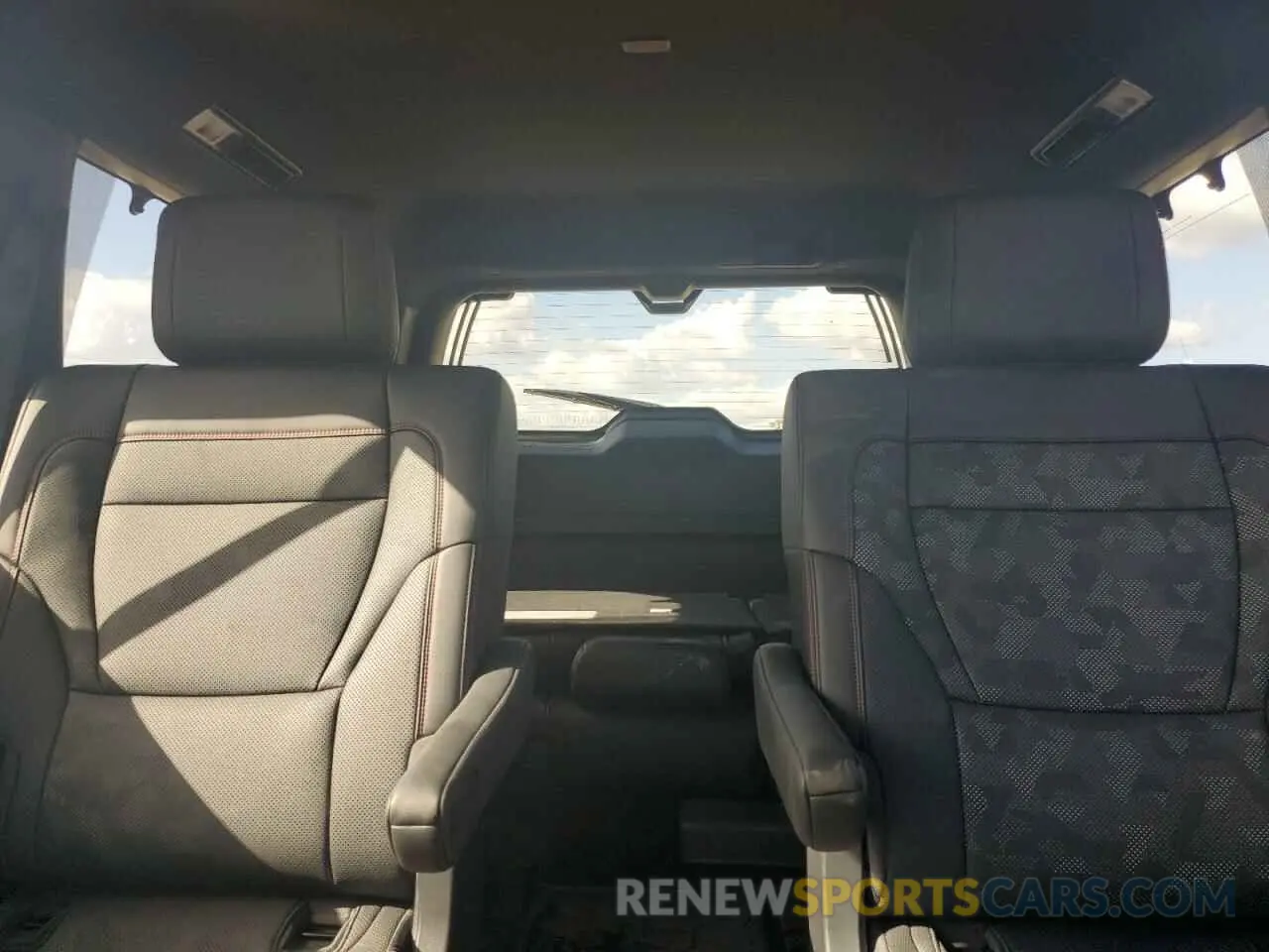 10 fotografías del automóvil dañado 7SVAAABAXRX037287 TOYOTA SEQUOIA 2024