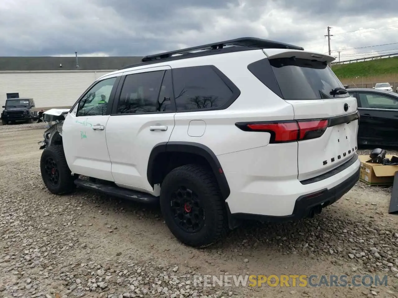 2 fotografías del automóvil dañado 7SVAAABAXRX040030 TOYOTA SEQUOIA 2024