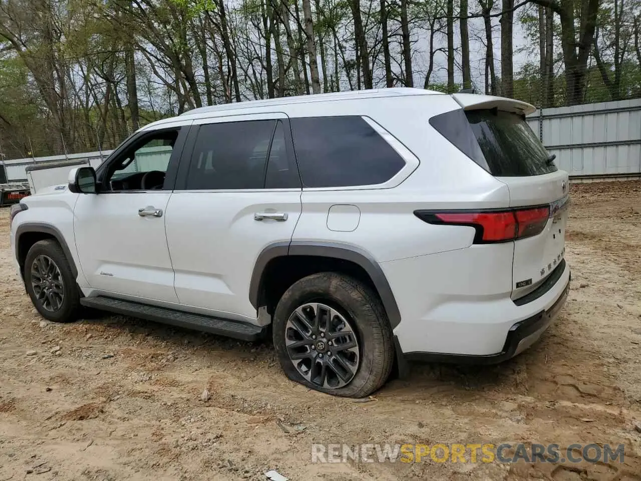 2 fotografías del automóvil dañado 7SVAAABA3SX054096 TOYOTA SEQUOIA 2025