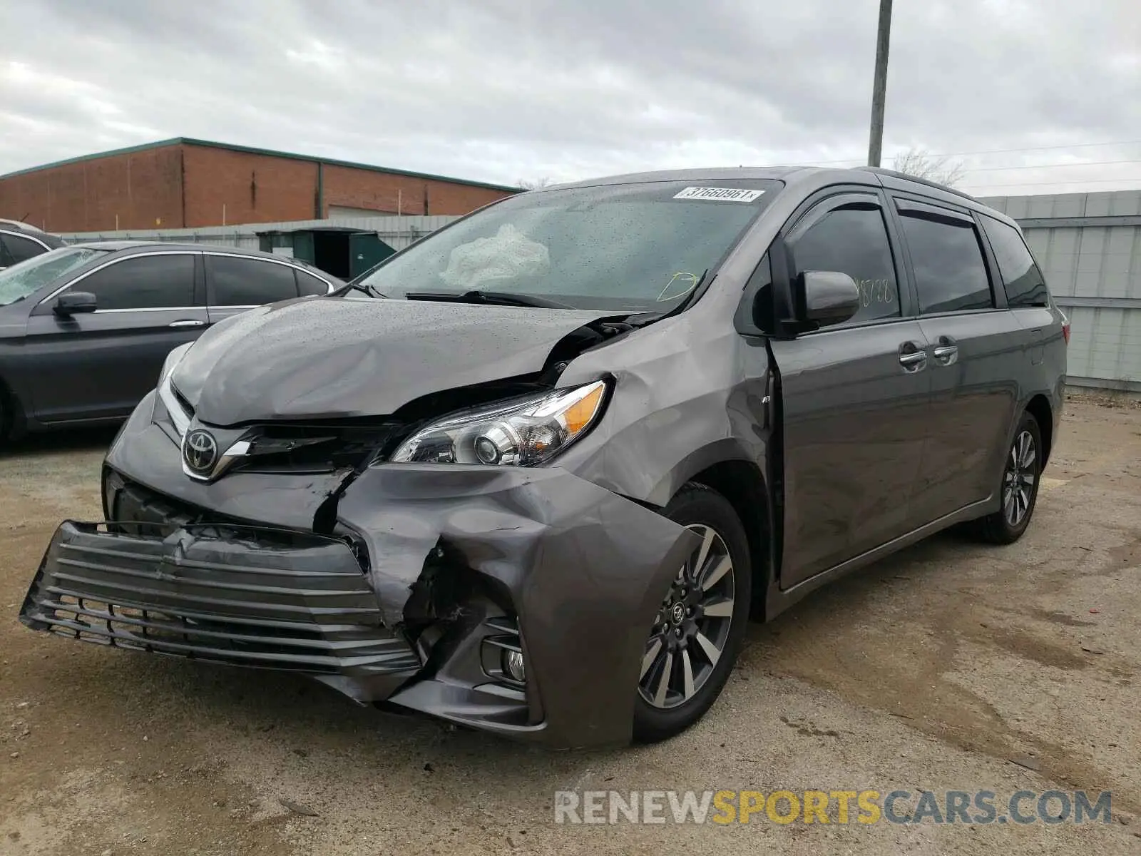 2 fotografías del automóvil dañado 5TDDZ3DC6KS214942 TOYOTA SIENNA 2019