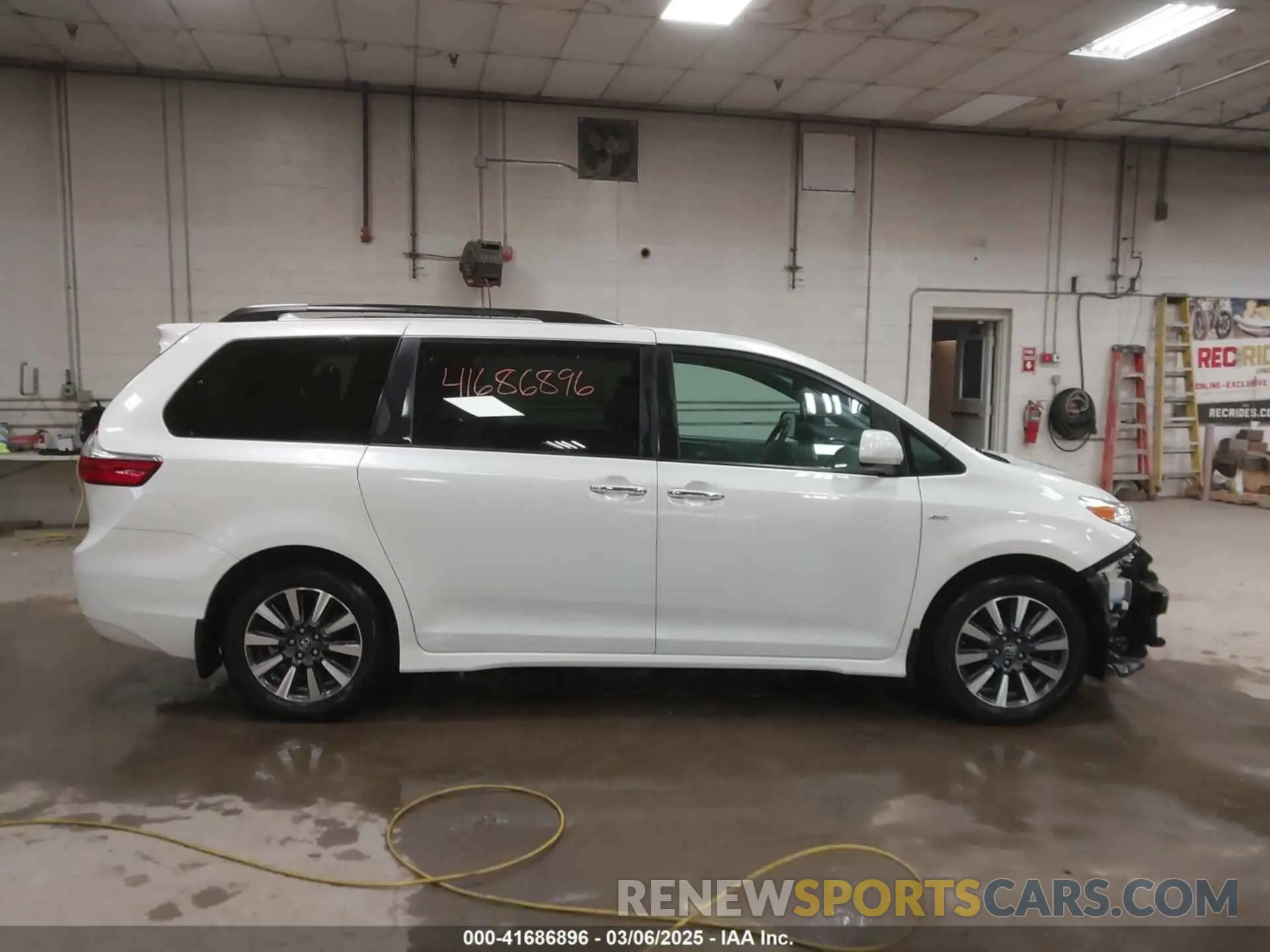 14 fotografías del automóvil dañado 5TDDZ3DCXKS224647 TOYOTA SIENNA 2019