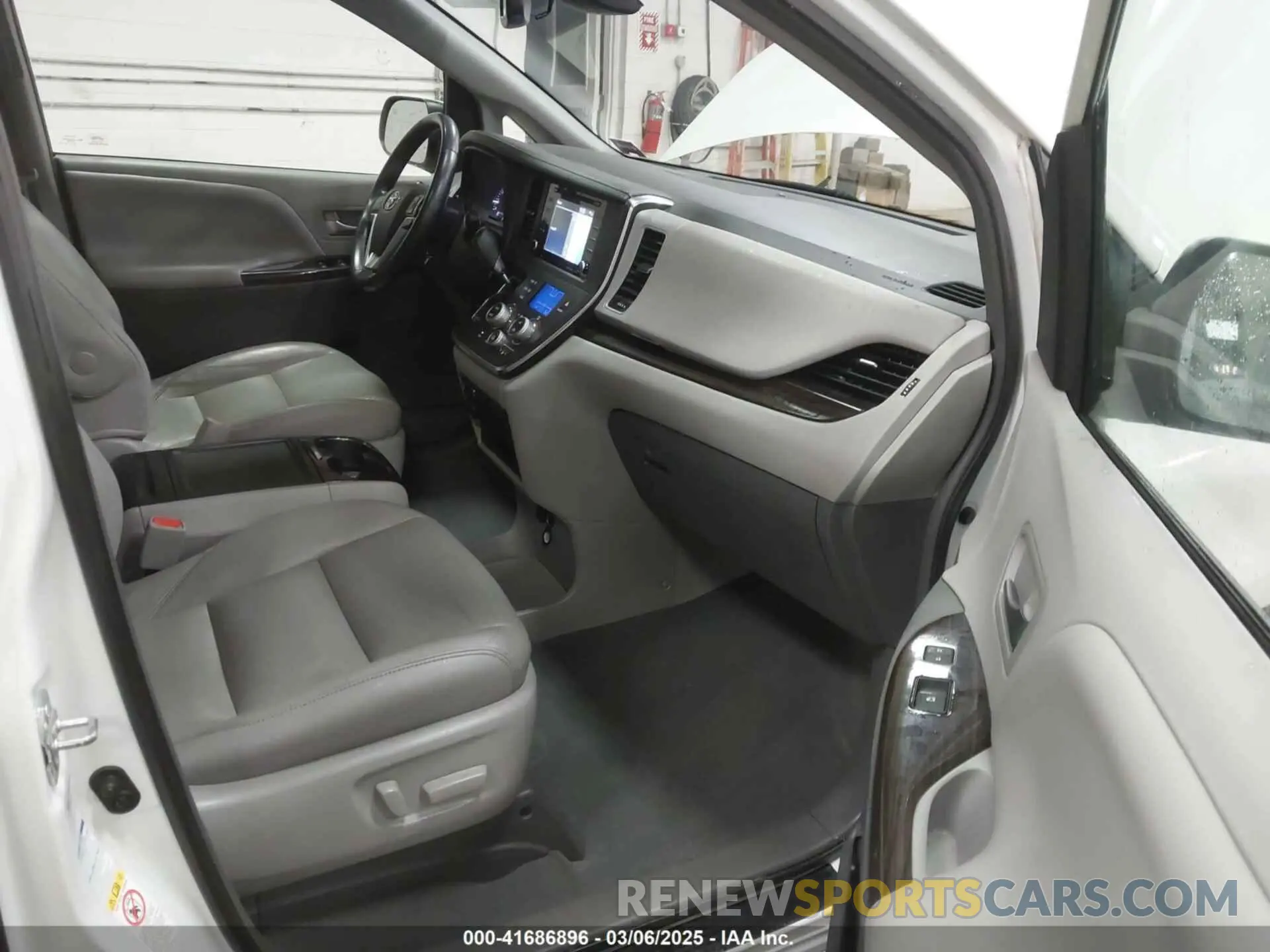 5 fotografías del automóvil dañado 5TDDZ3DCXKS224647 TOYOTA SIENNA 2019
