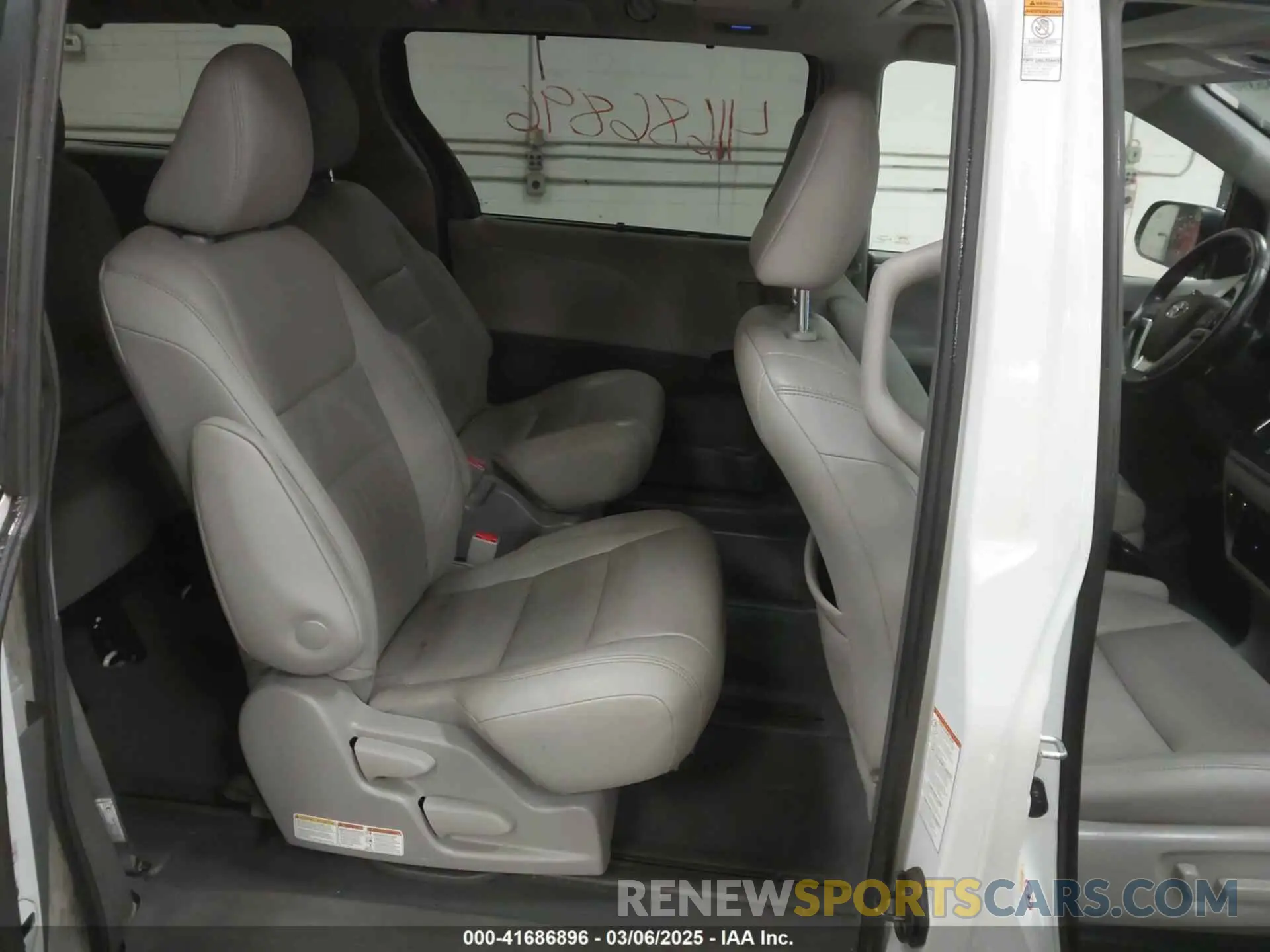 8 fotografías del automóvil dañado 5TDDZ3DCXKS224647 TOYOTA SIENNA 2019