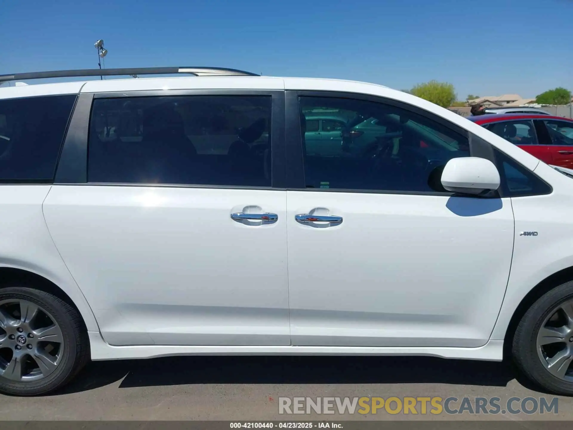 14 fotografías del automóvil dañado 5TDEZ3DC2KS213064 TOYOTA SIENNA 2019
