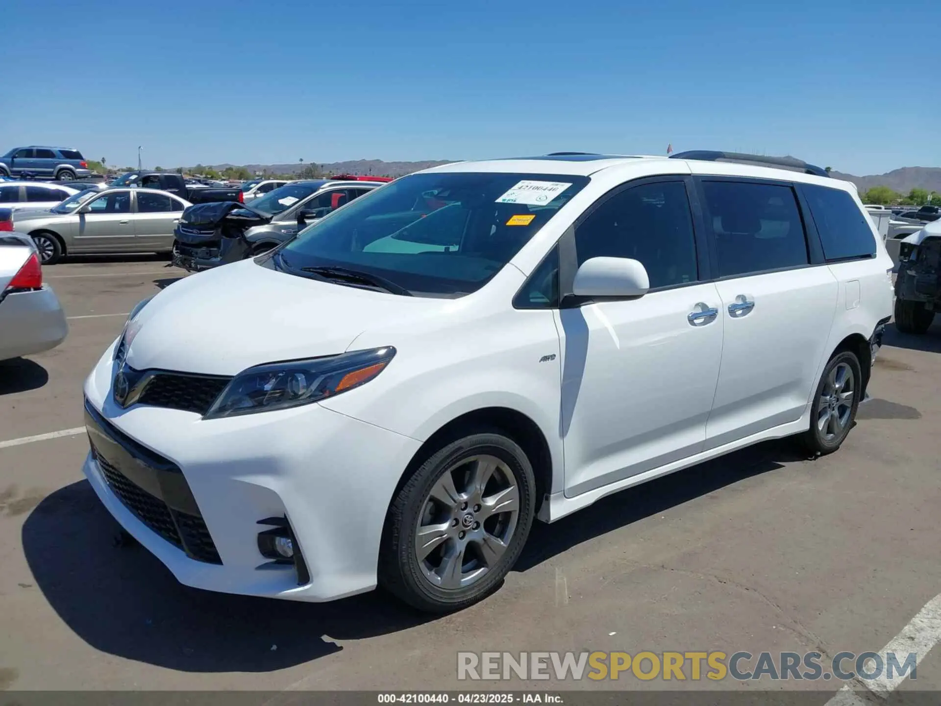 2 fotografías del automóvil dañado 5TDEZ3DC2KS213064 TOYOTA SIENNA 2019