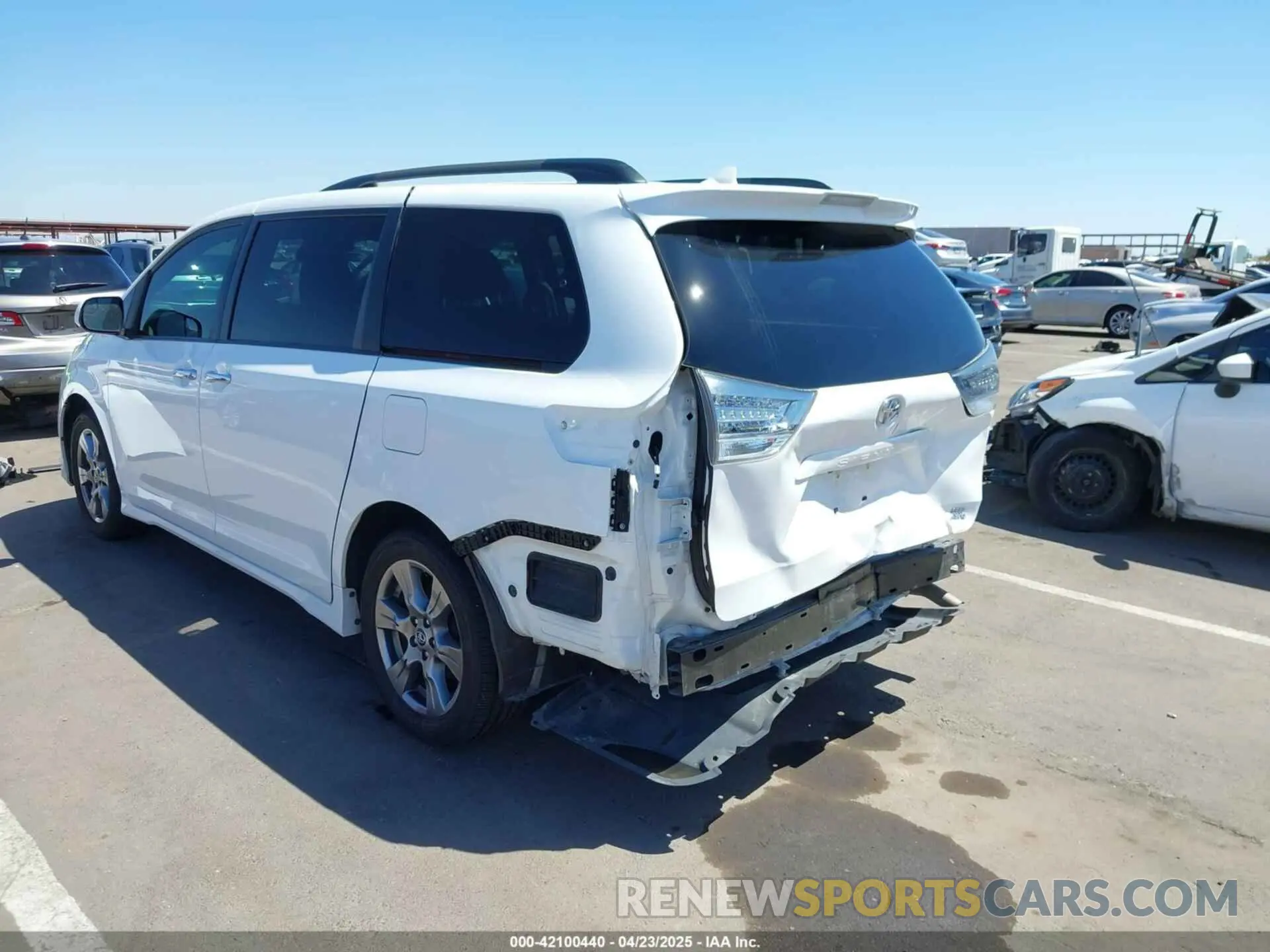 3 fotografías del automóvil dañado 5TDEZ3DC2KS213064 TOYOTA SIENNA 2019